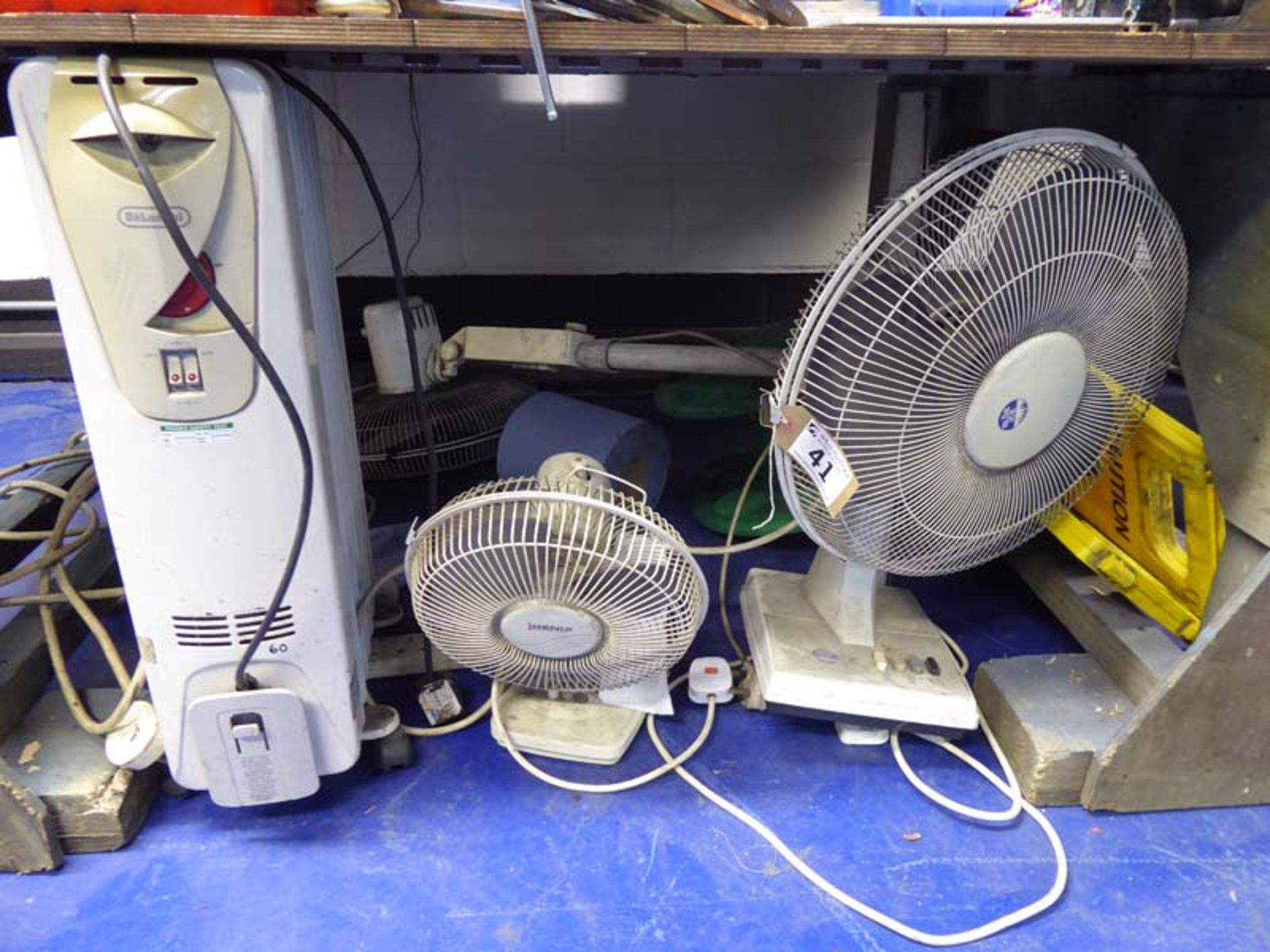 3 Miscellaneous desk fans and a Delonghi oil filled radiator