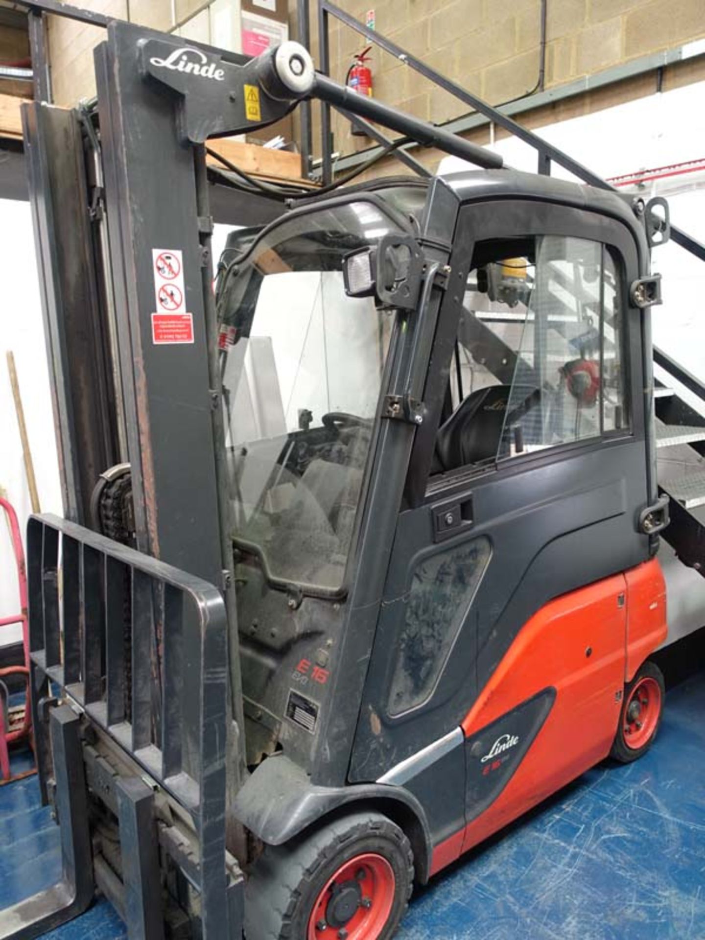 Linde E16 EV0 electric counterbalance forklift truck with charger Capacity: 1.5 tonne Serial Number: - Image 2 of 8