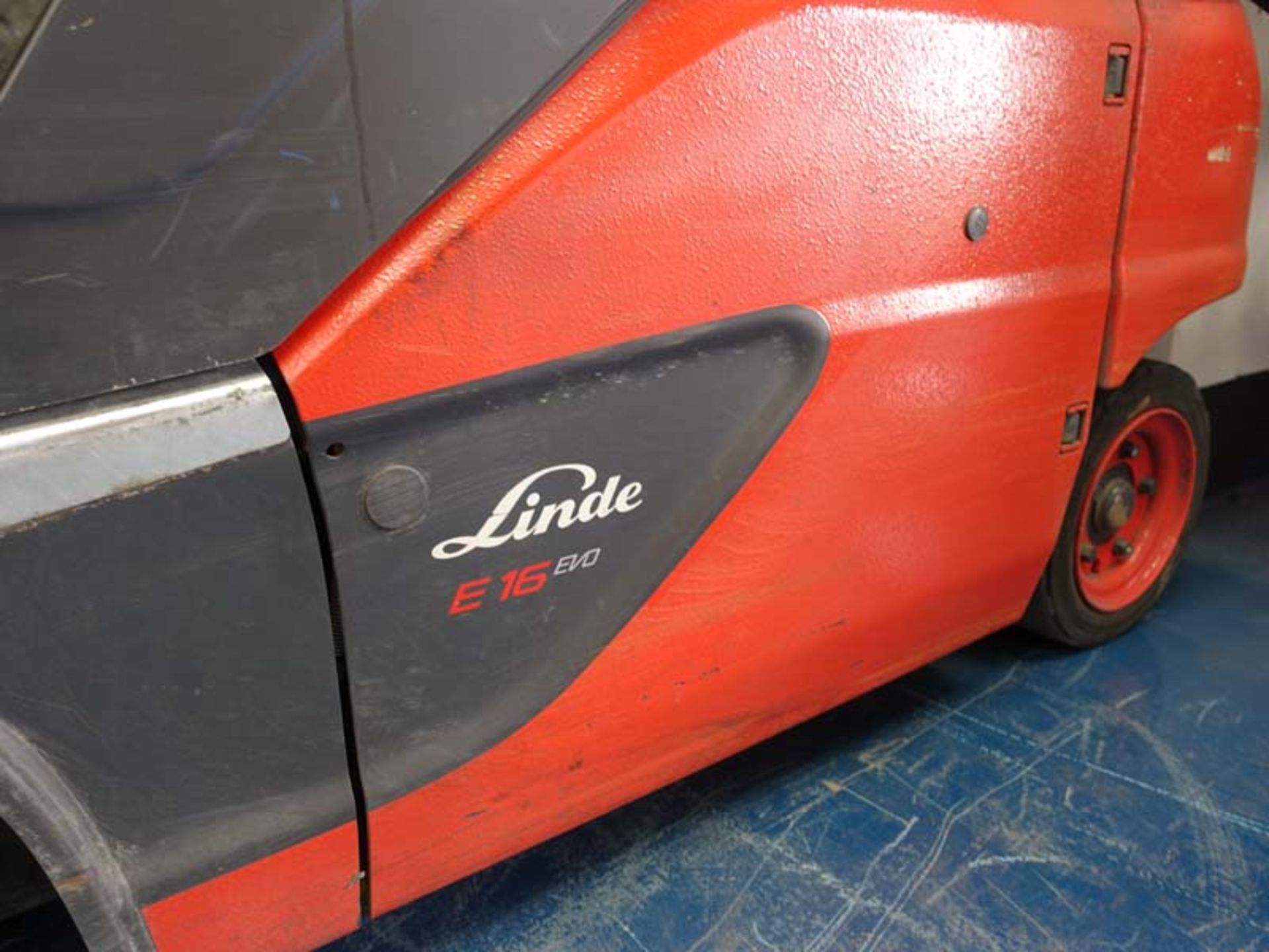 Linde E16 EV0 electric counterbalance forklift truck with charger Capacity: 1.5 tonne Serial Number: - Image 4 of 8