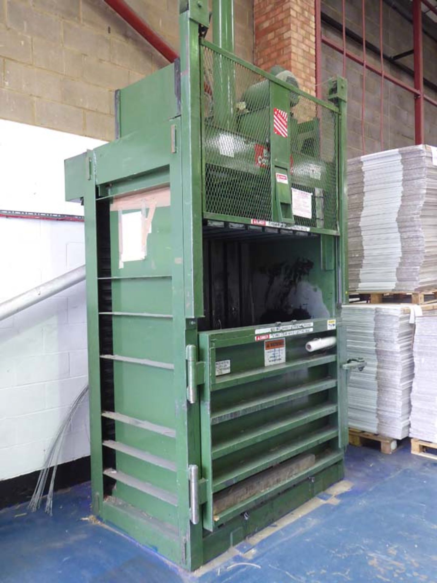 Cardboard compactor baler Model: 3400 HD Serial Number: 073154 Year: 06/01/2007 - Image 3 of 6