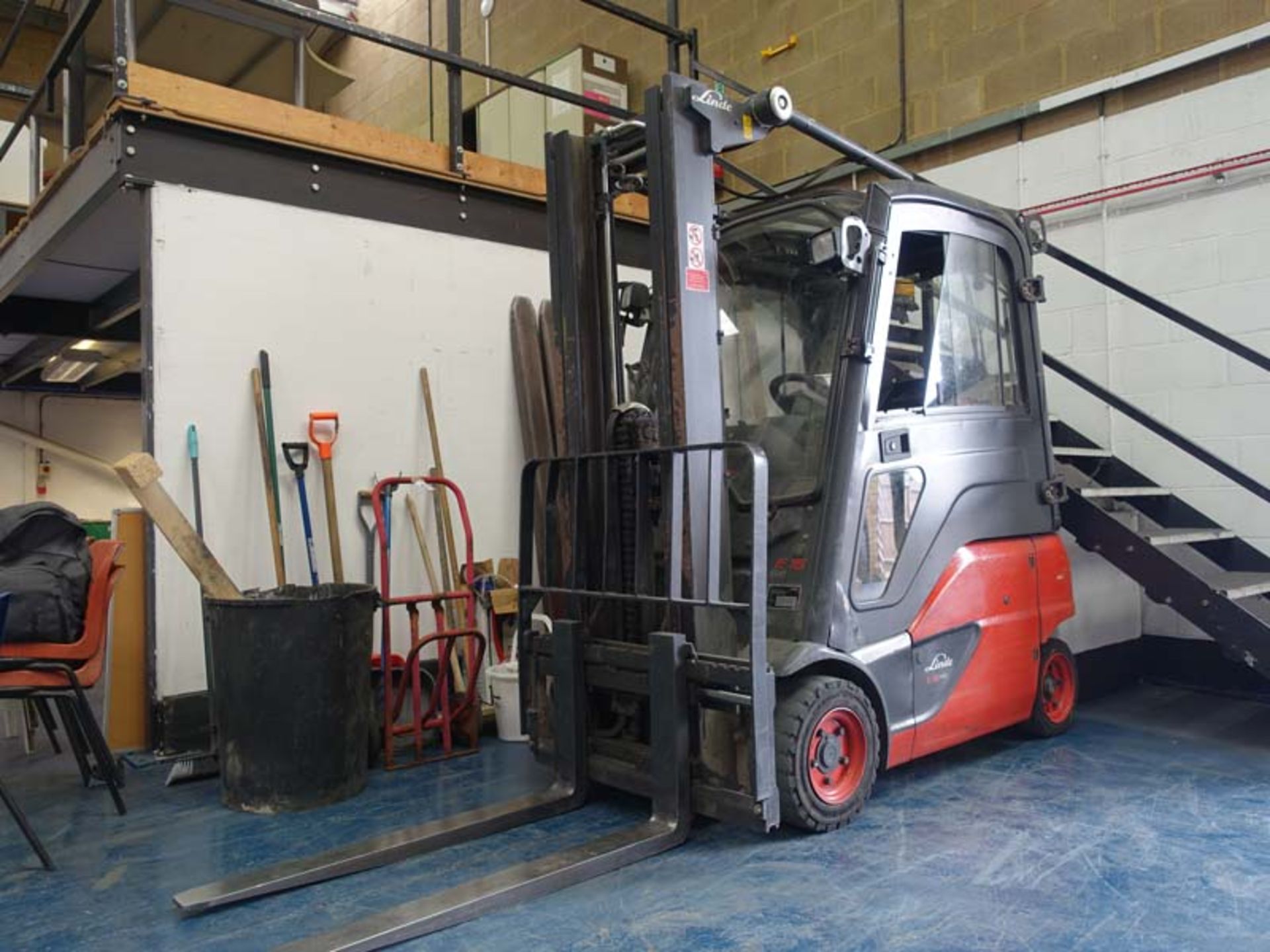 Linde E16 EV0 electric counterbalance forklift truck with charger Capacity: 1.5 tonne Serial Number: - Image 8 of 8