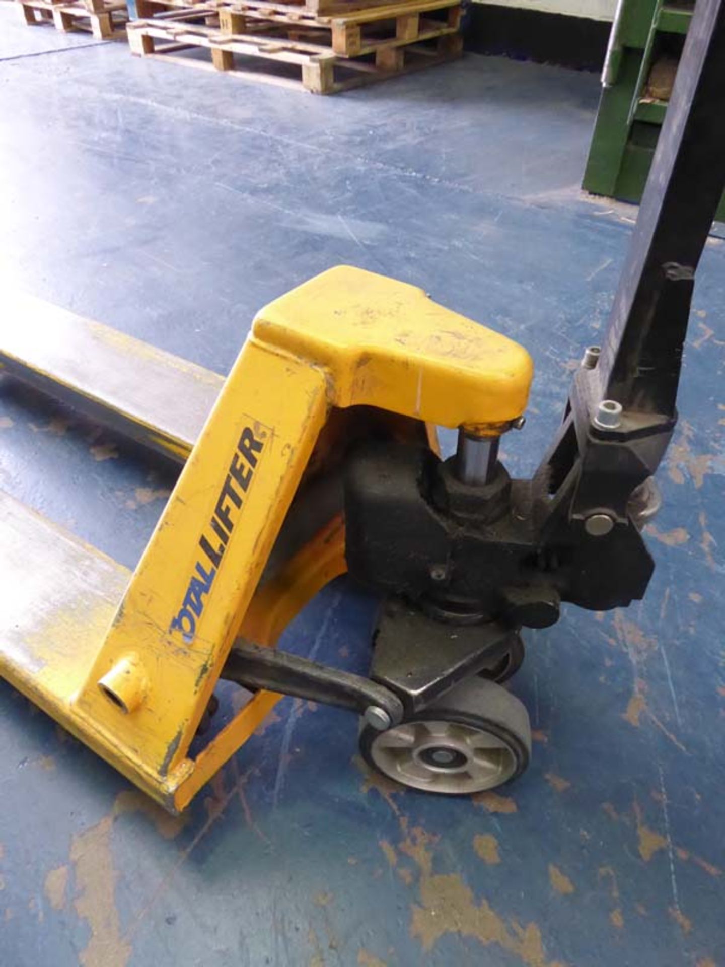 Total Lifter 2 tonne hydraulic pallet truck - Image 2 of 2