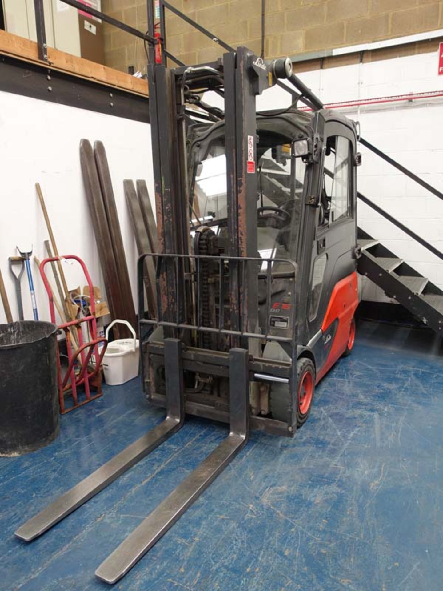 Linde E16 EV0 electric counterbalance forklift truck with charger Capacity: 1.5 tonne Serial Number: