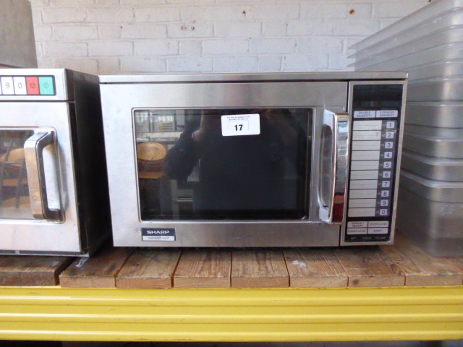 (62) 50cm Sharp 1500W/R-22A2 commercial microwave oven