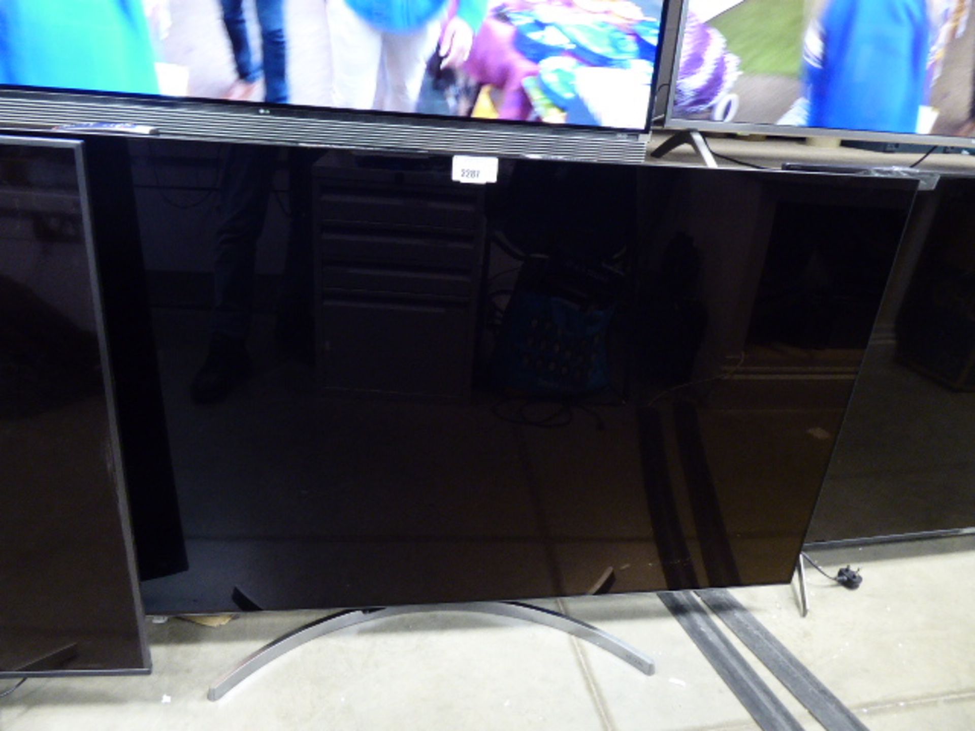 An LG 65'' OLED TV model OLED65B8SLC (af cracked screen)