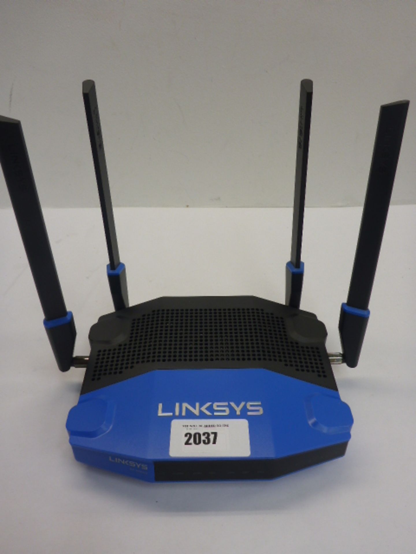 Linksys WRT 1900 ACS router with three antenna