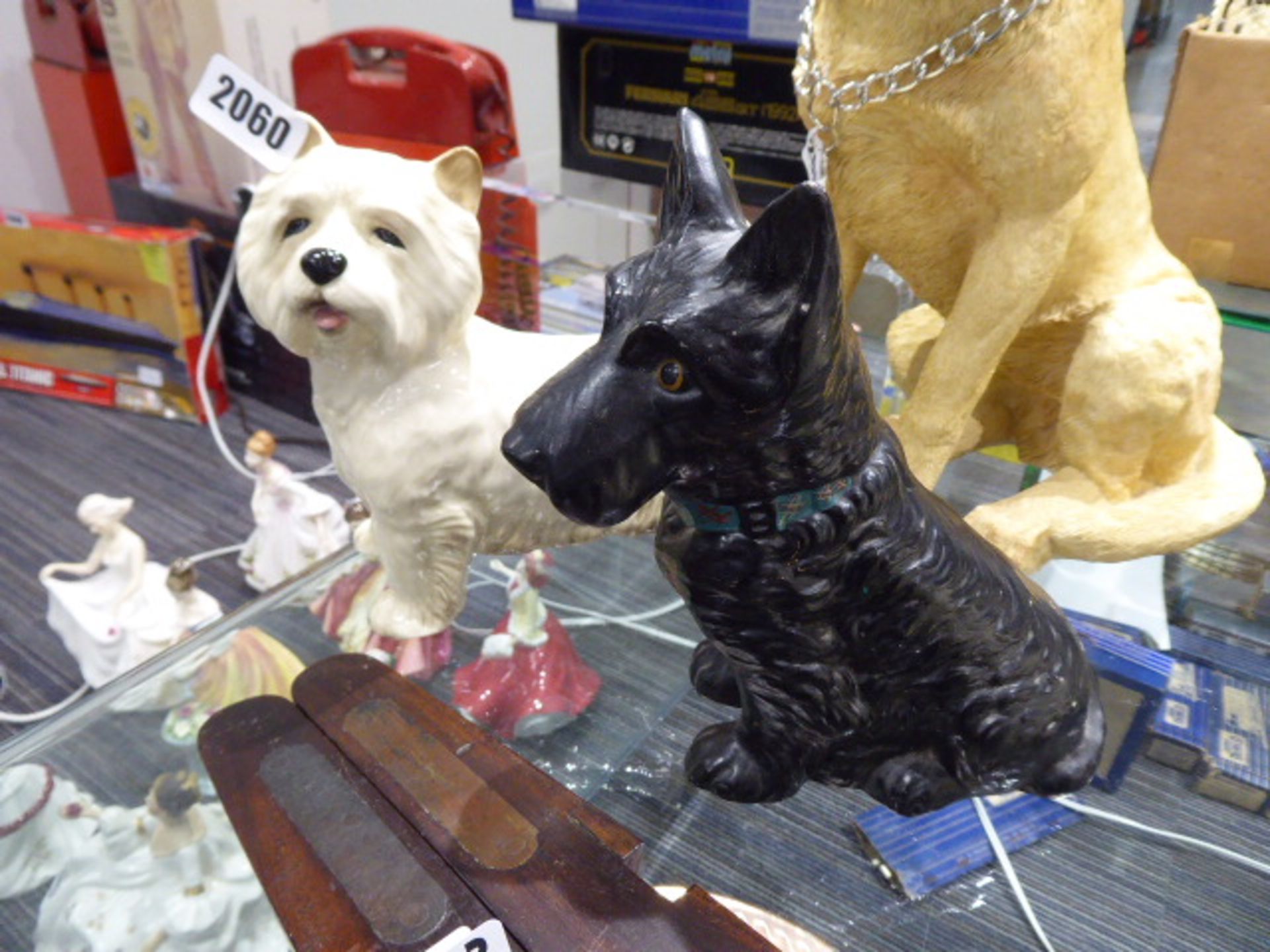 One black and one white dog figure