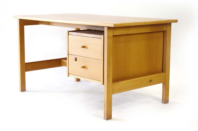 Hans Wegner for Getama, a 1970's Model 156 desk in beech with a single pedestal and two drawers, l. - Image 2 of 3