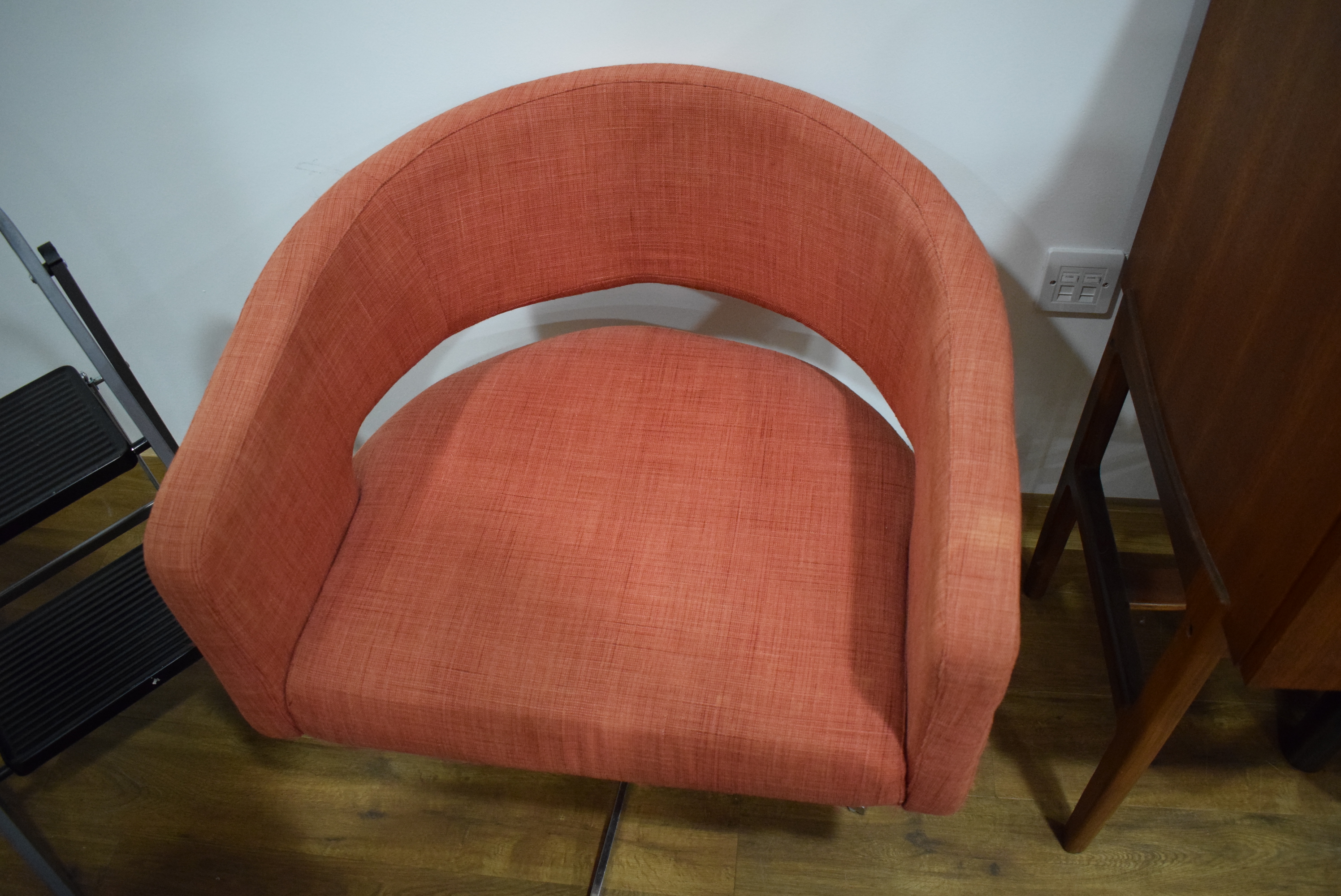 A pair of contemporary Swedish swivel chairs upholstered in pale red cotton on metal five-star - Image 4 of 10