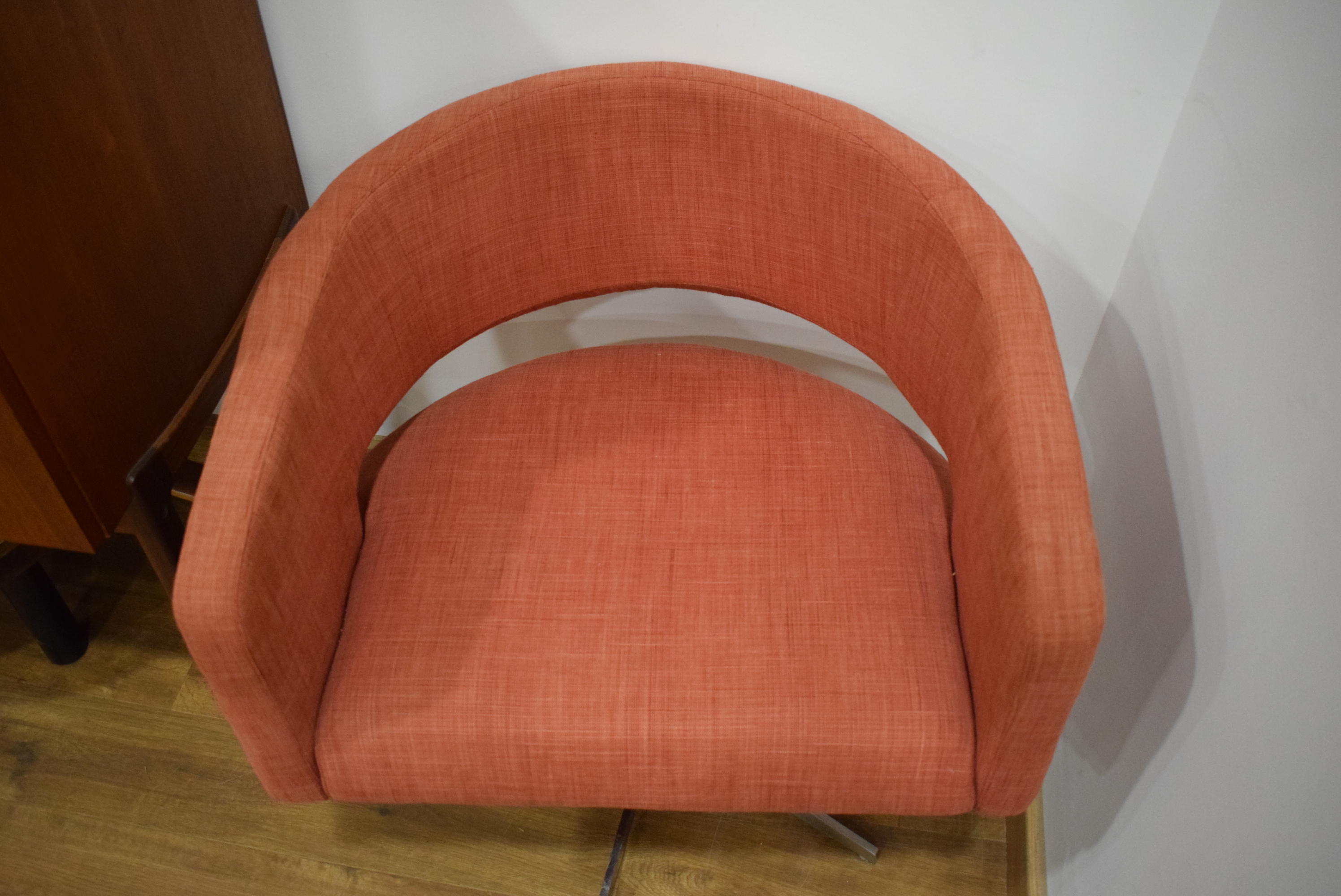 A pair of contemporary Swedish swivel chairs upholstered in pale red cotton on metal five-star - Image 9 of 10