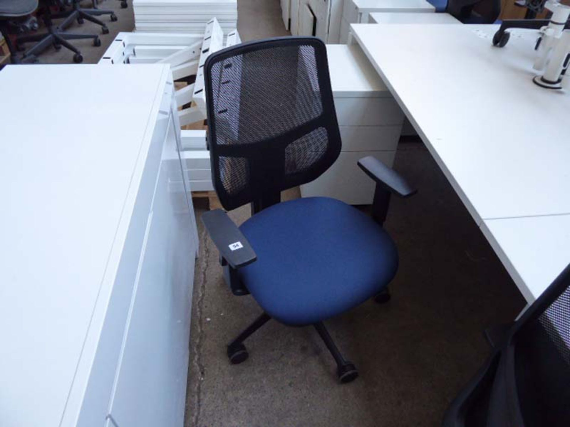 Nomiqe Remi Mesh office swivel armchair with blue cloth pad and black mesh back