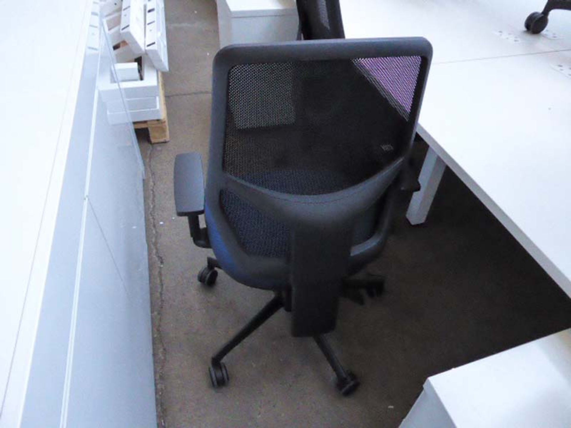 Nomiqe Remi Mesh office swivel armchair with blue cloth pad and black mesh back - Image 2 of 2