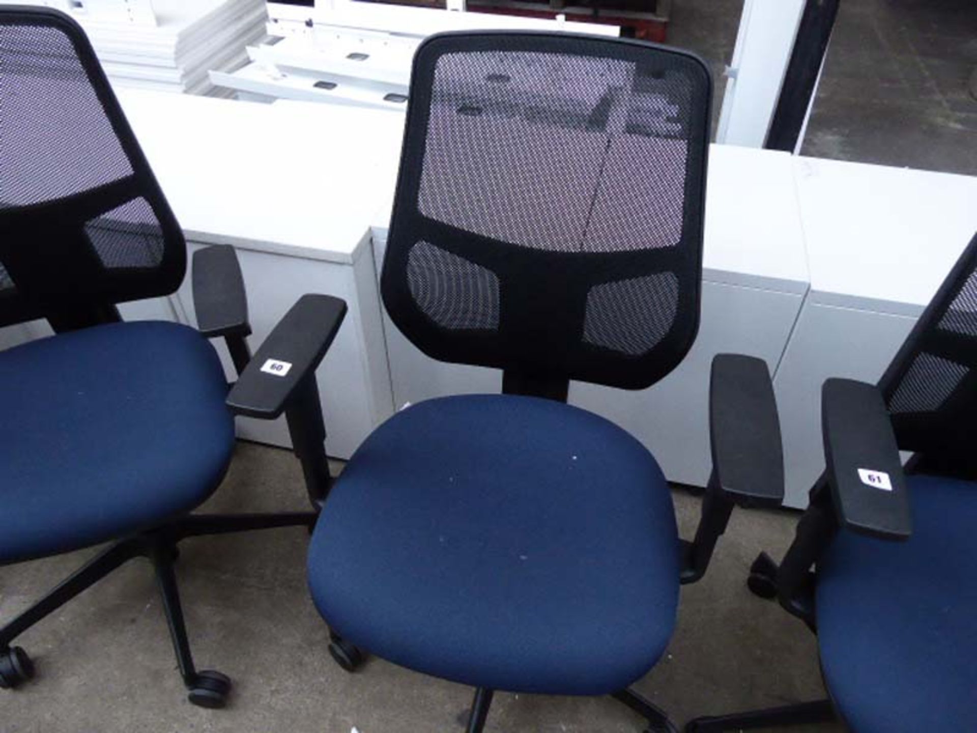 Nomiqe Remi Mesh office swivel armchair with blue cloth pad and black mesh back