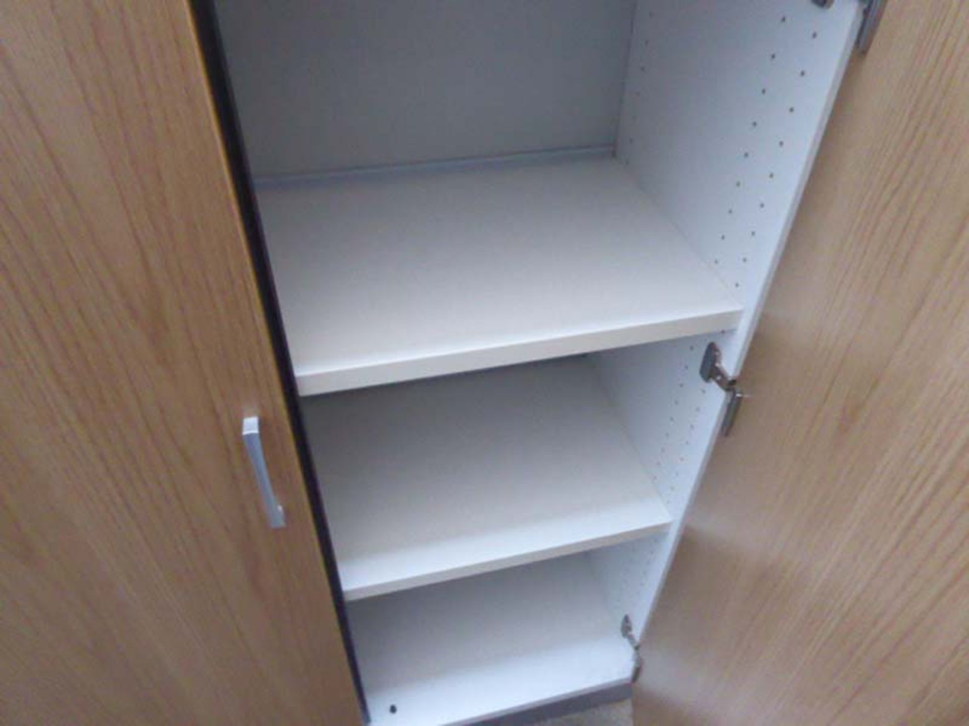 A 100cm wide by 134cm high Kinnarps white and oak effect 2 door stationary cupboard - Image 2 of 2