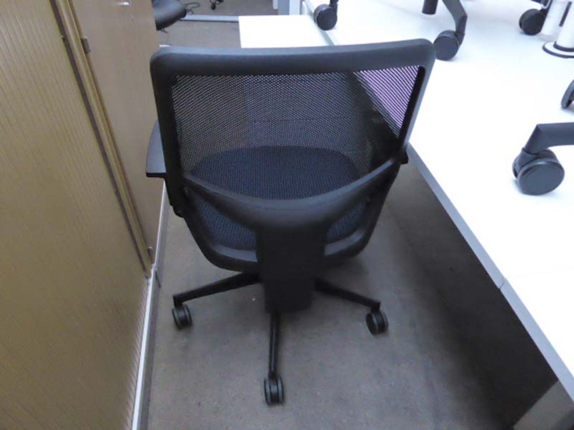 Nomiqe Remi Mesh office swivel armchair with blue cloth pad and black mesh back - Image 2 of 2