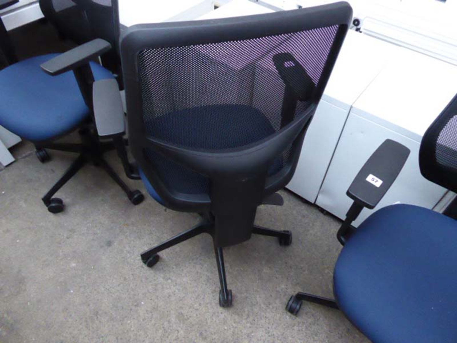 Nomiqe Remi Mesh office swivel armchair with blue cloth pad and black mesh back - Image 2 of 2