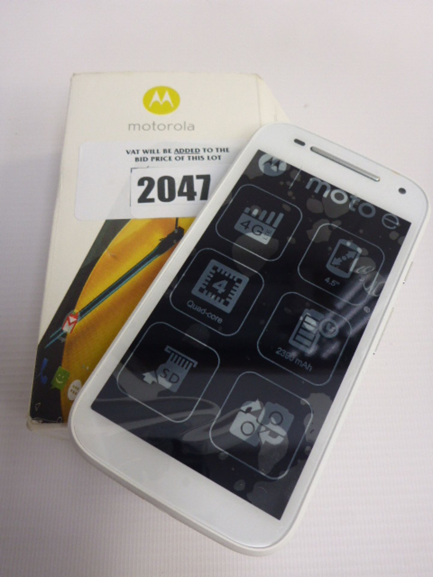 Motorola Moto e, 4G mobile phone in box.