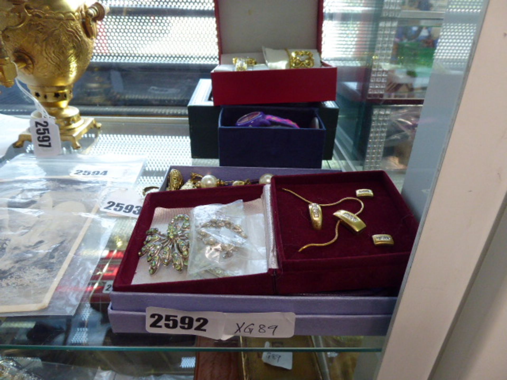 Various costume jewellery items to include earrings, bracelets, necklaces, rings etc