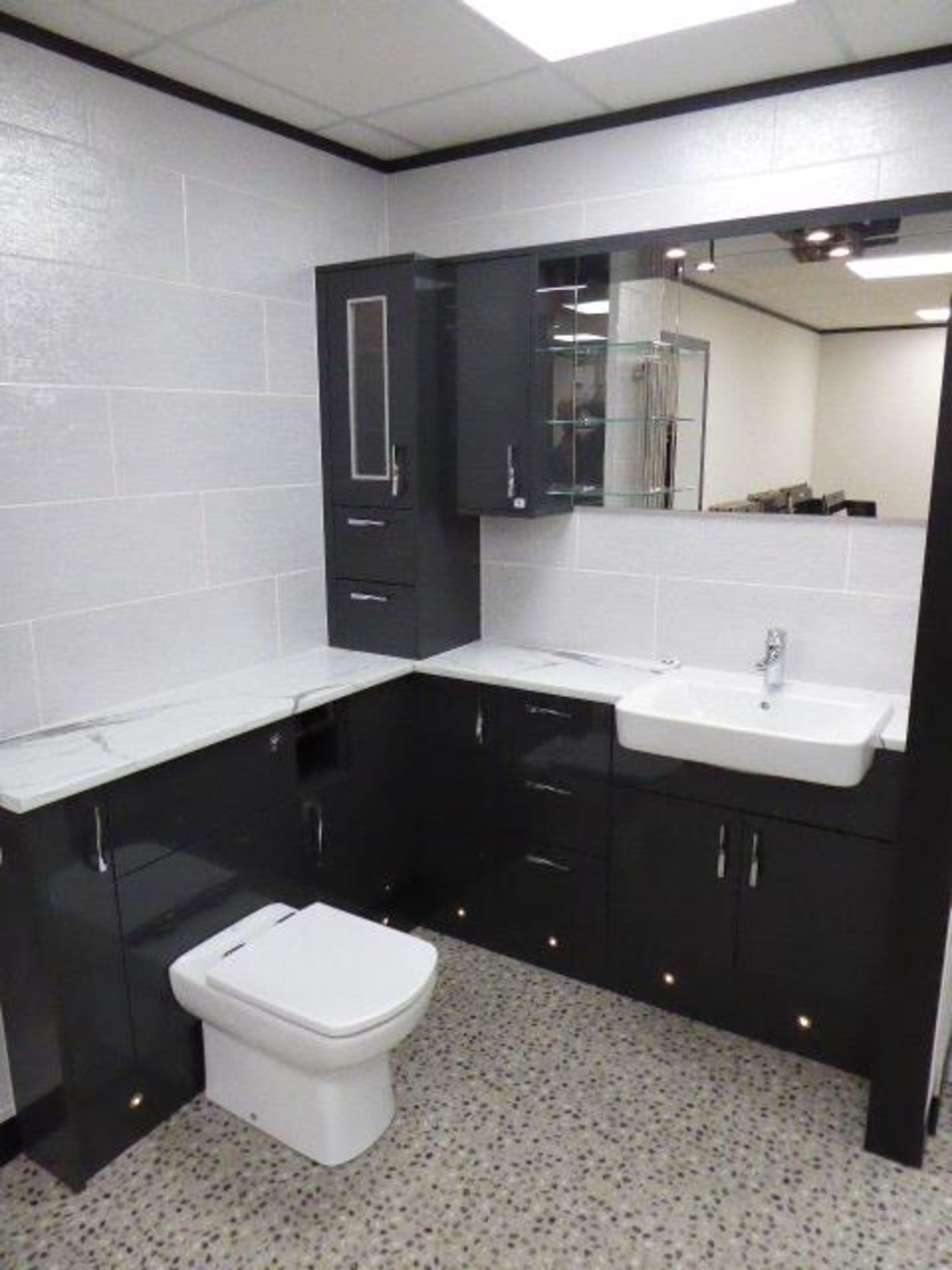 Roca Senso wash closet suite including: square semi-recessed basin; Targa basin mixer; floor - Image 5 of 7