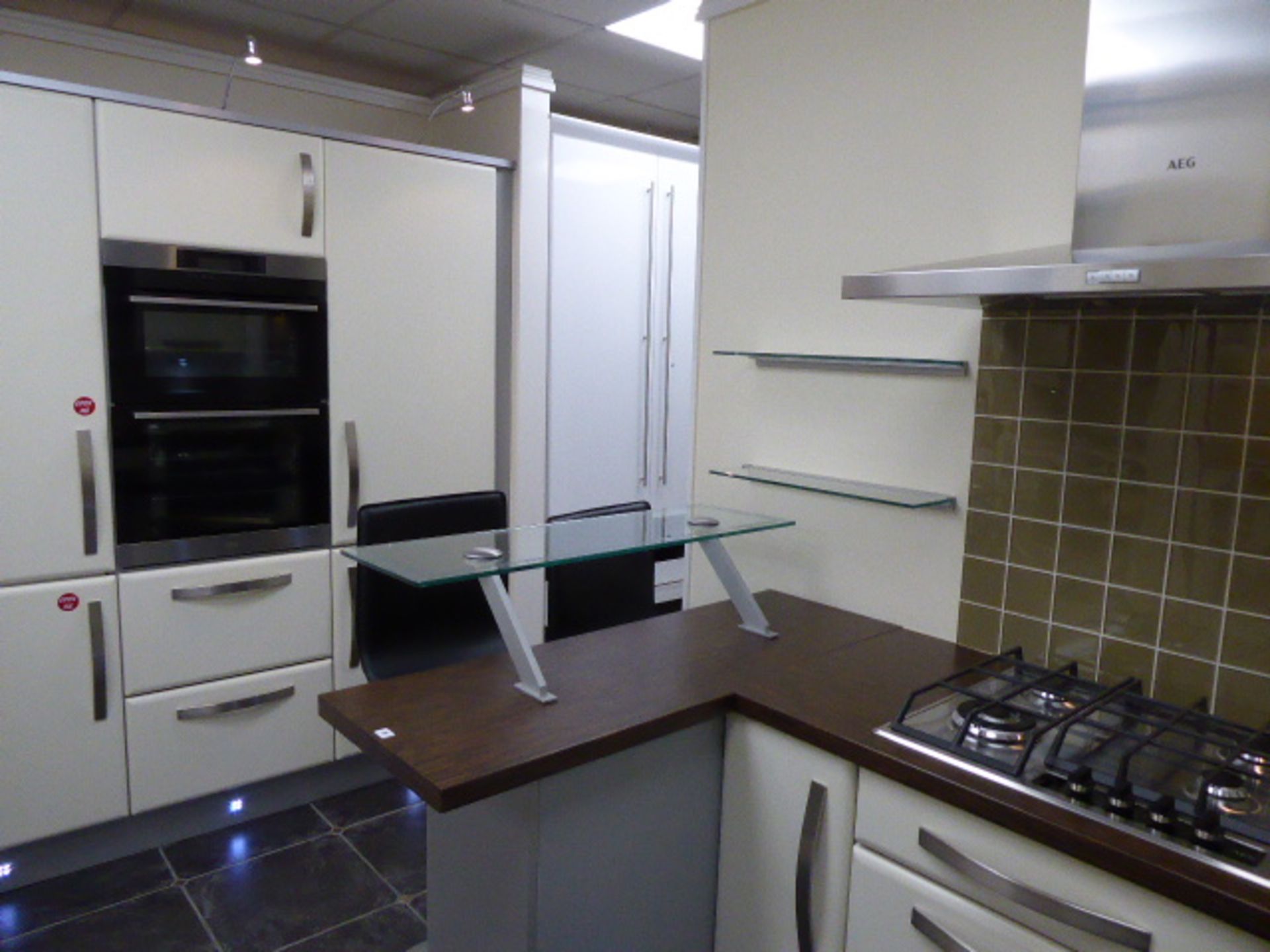 Nigella alabaster kitchen with bamboo effect laminate worktops. The work surface max measurement - Image 2 of 18