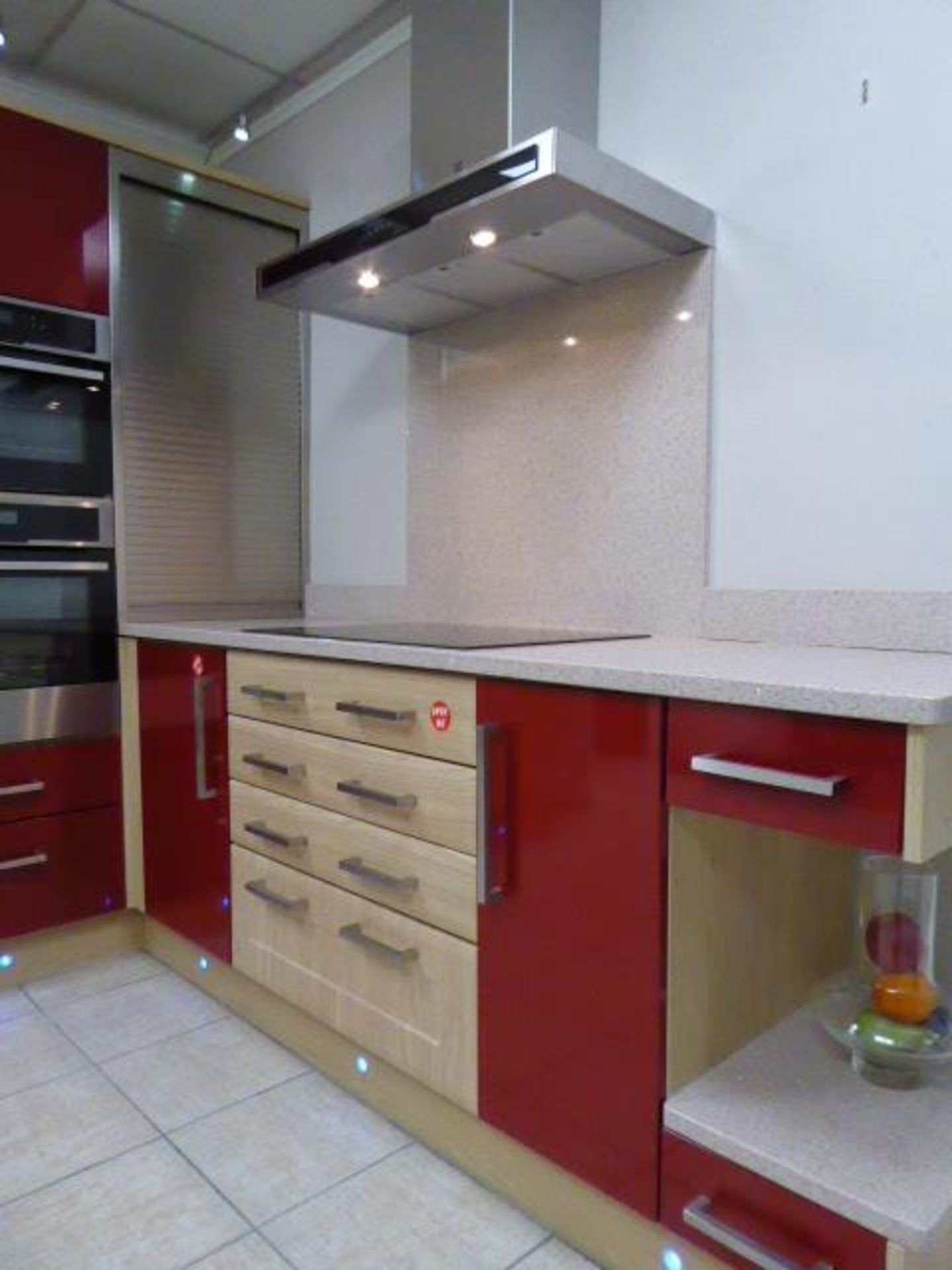 Alto gloss red China and York Shaker Corsico chestnut L-shape kitchen with quartz worktops. Max - Image 3 of 11
