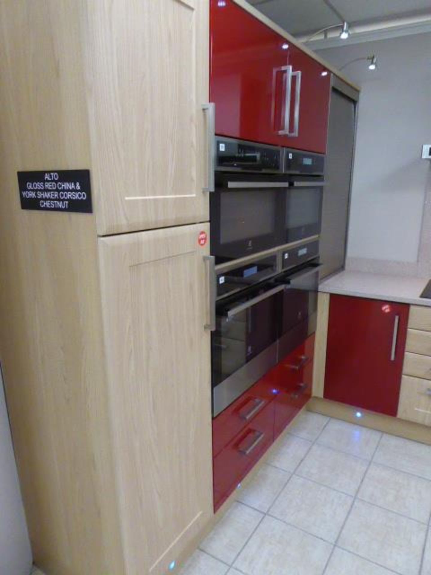 Alto gloss red China and York Shaker Corsico chestnut L-shape kitchen with quartz worktops. Max - Image 4 of 11