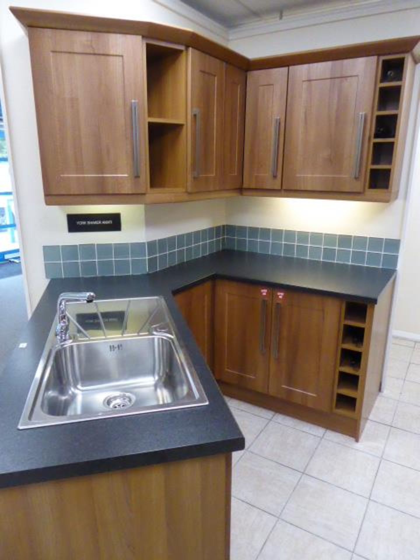 York Shaker Amati kitchen with granite effect laminate worktops. Max measurement is 270cm x 180cm. - Image 2 of 10