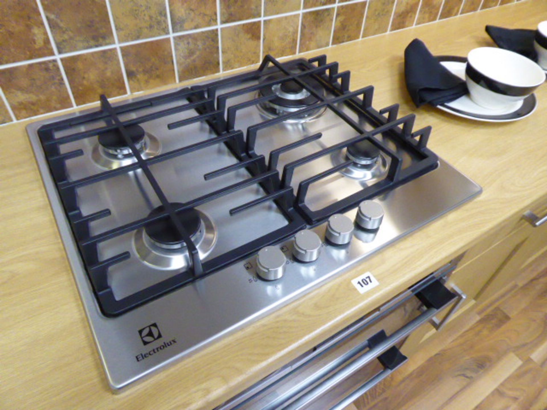 Milbourne oak and almond kitchen with oak effect laminate worktops. Max measurement is 390cm x - Image 9 of 13