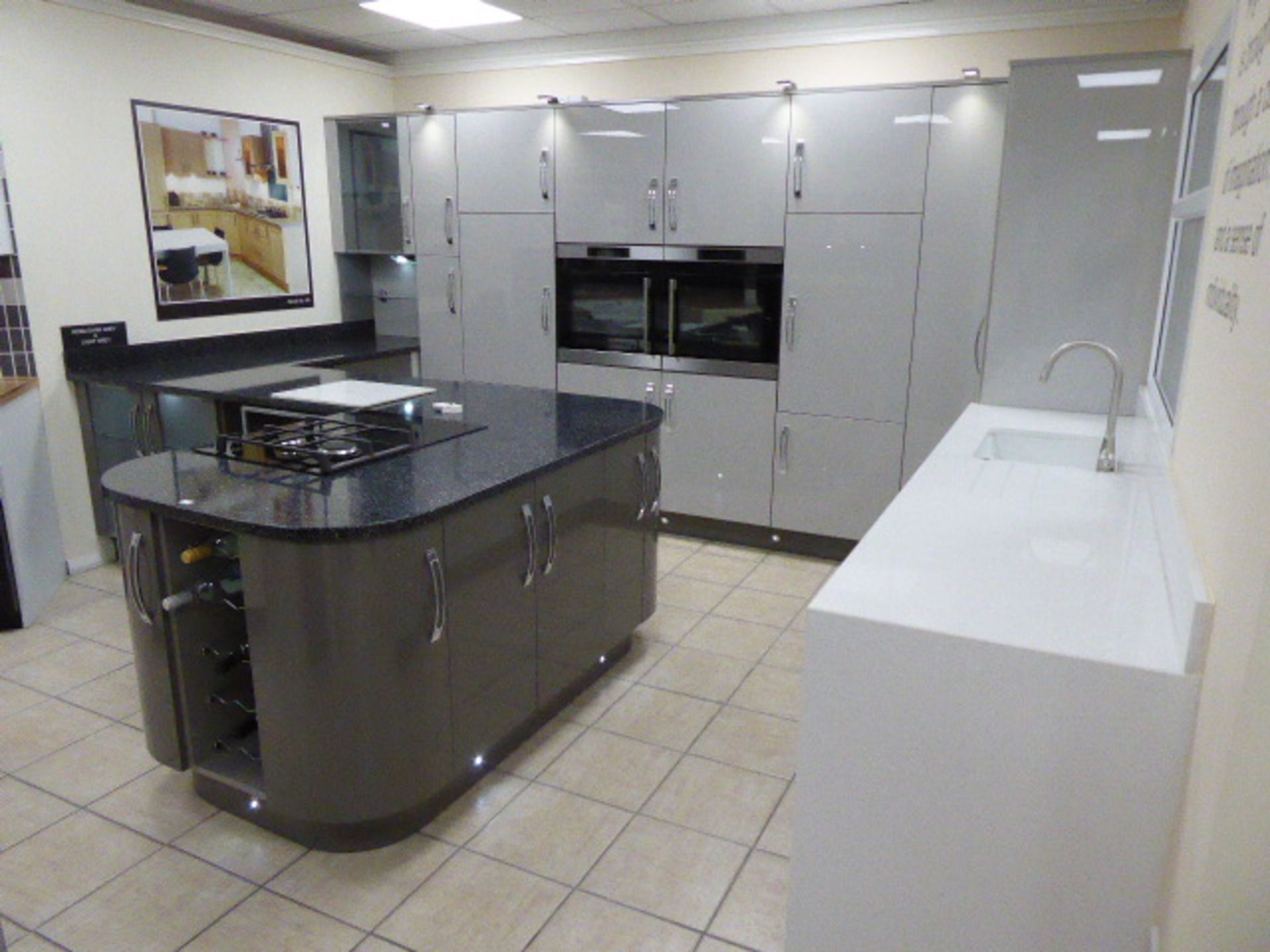 Large Roma dark grey and light grey kitchen with quartz worktops in an L-shape with a breakfast - Image 5 of 33