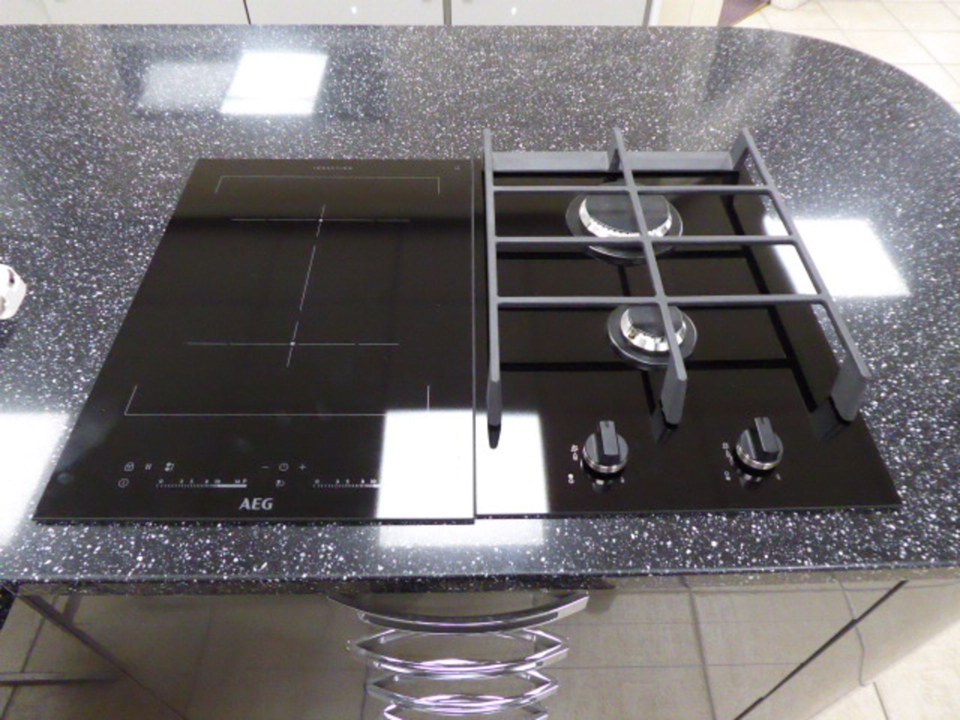 Large Roma dark grey and light grey kitchen with quartz worktops in an L-shape with a breakfast - Image 14 of 33