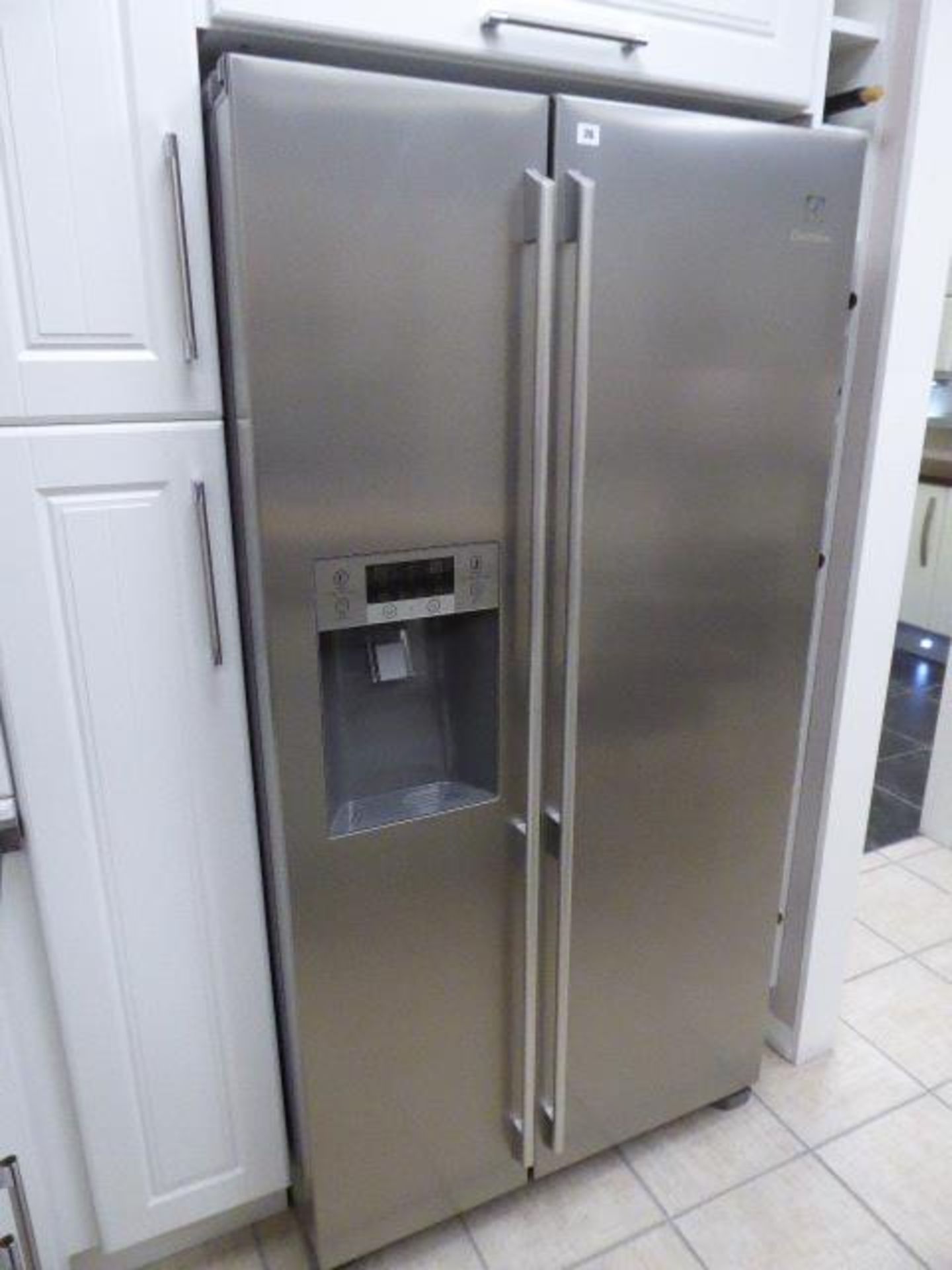Electrolux ELA614WOX free standing American style fridge freezer (Located at the Lincoln saleroom)