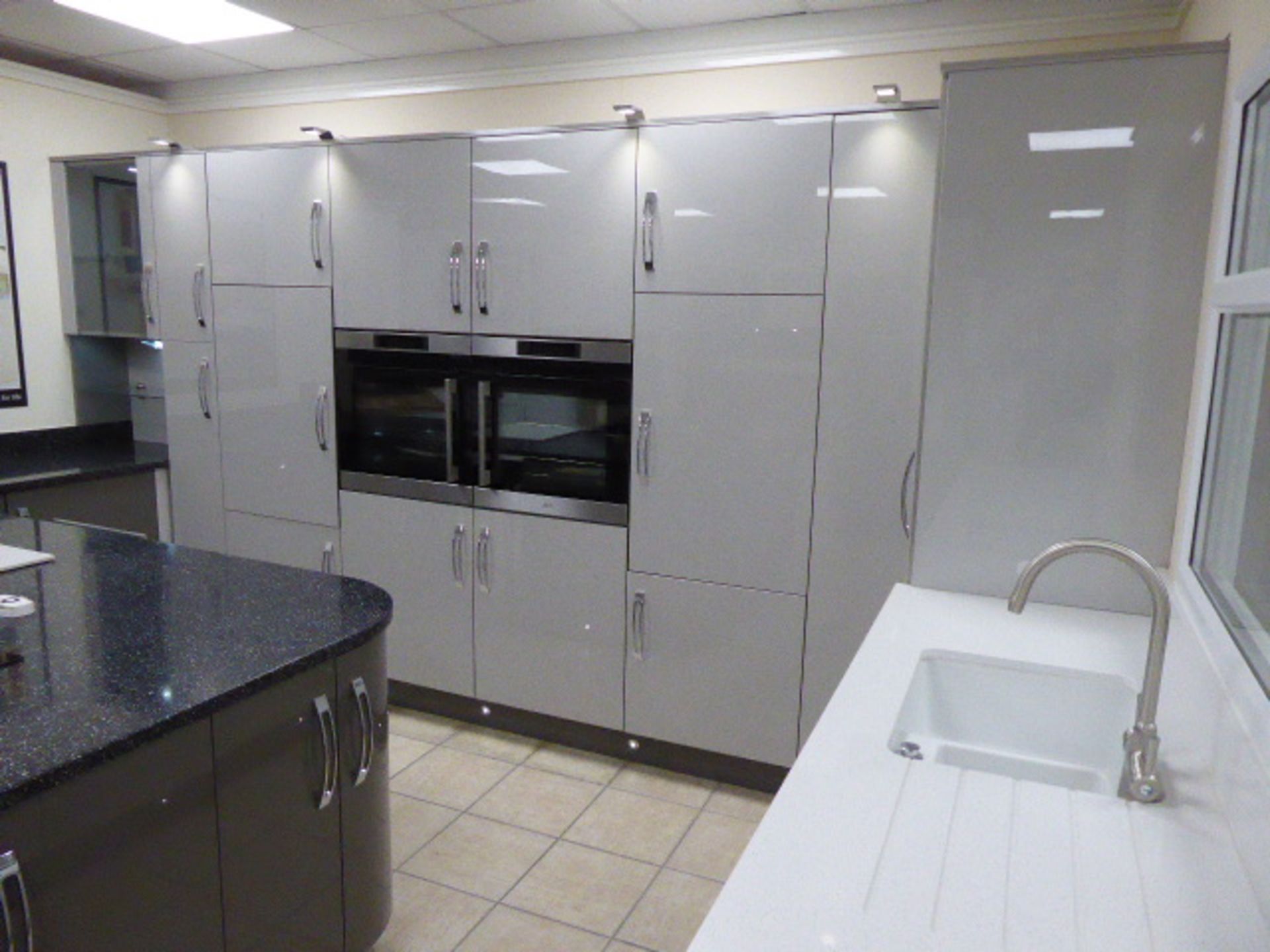 Large Roma dark grey and light grey kitchen with quartz worktops in an L-shape with a breakfast - Image 8 of 33