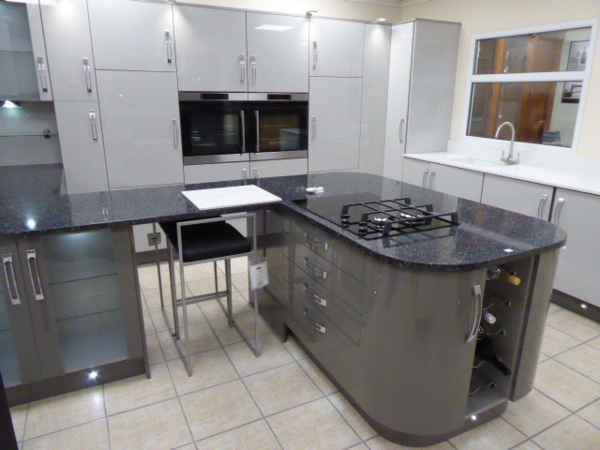 Large Roma dark grey and light grey kitchen with quartz worktops in an L-shape with a breakfast - Image 4 of 33