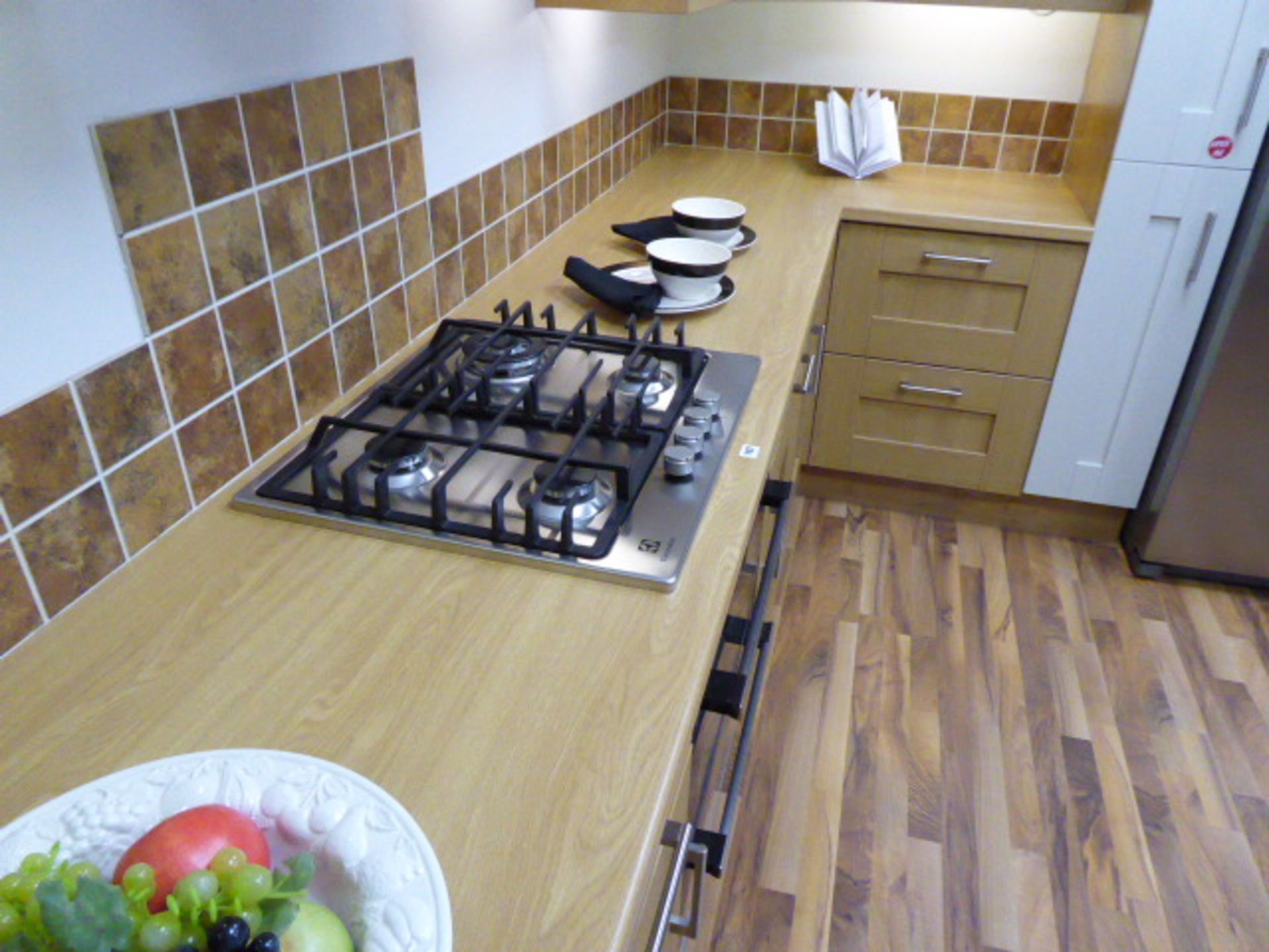 Milbourne oak and almond kitchen with oak effect laminate worktops. Max measurement is 390cm x - Image 6 of 13