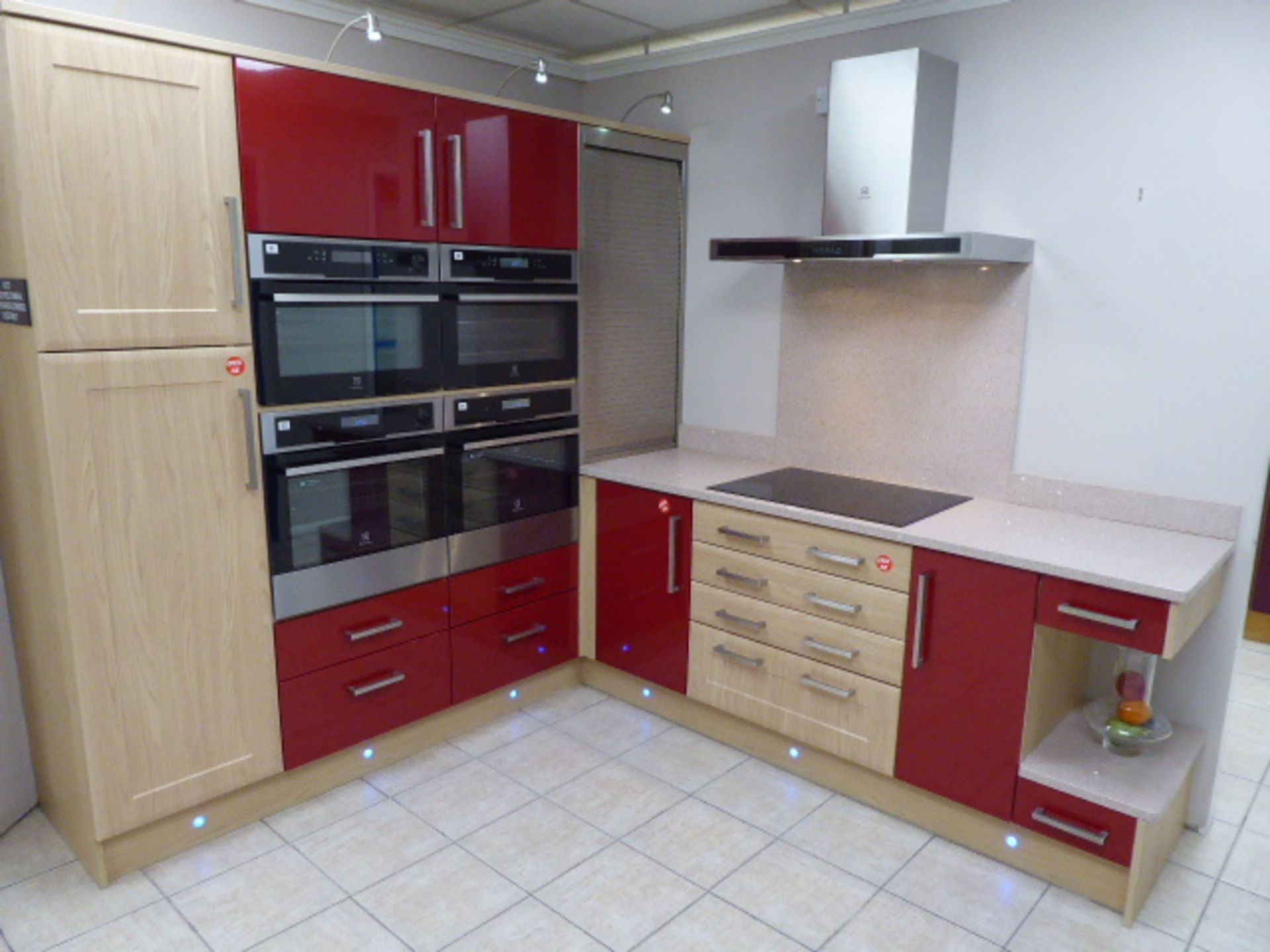 Alto gloss red China and York Shaker Corsico chestnut L-shape kitchen with quartz worktops. Max - Image 2 of 11