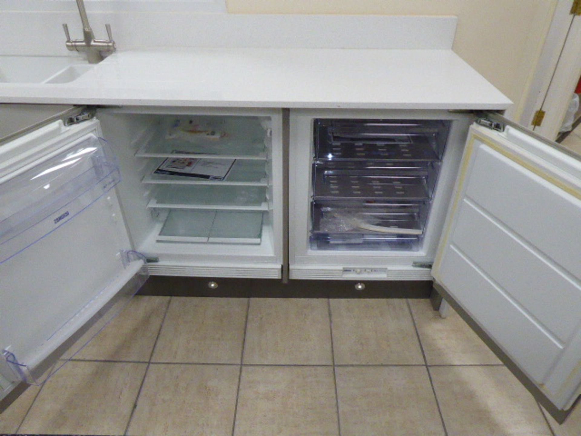 Large Roma dark grey and light grey kitchen with quartz worktops in an L-shape with a breakfast - Image 16 of 33