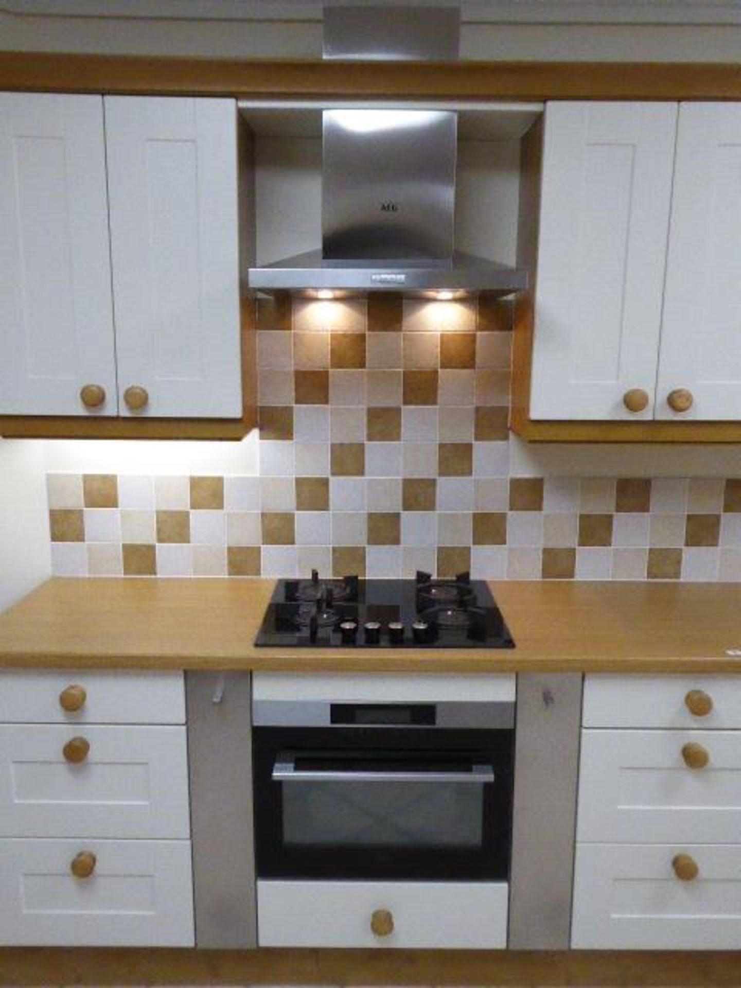 Shaker alabaster kitchen with oak wood laminate worktops. Max measurement is 380cm x 210cm. With - Image 6 of 10