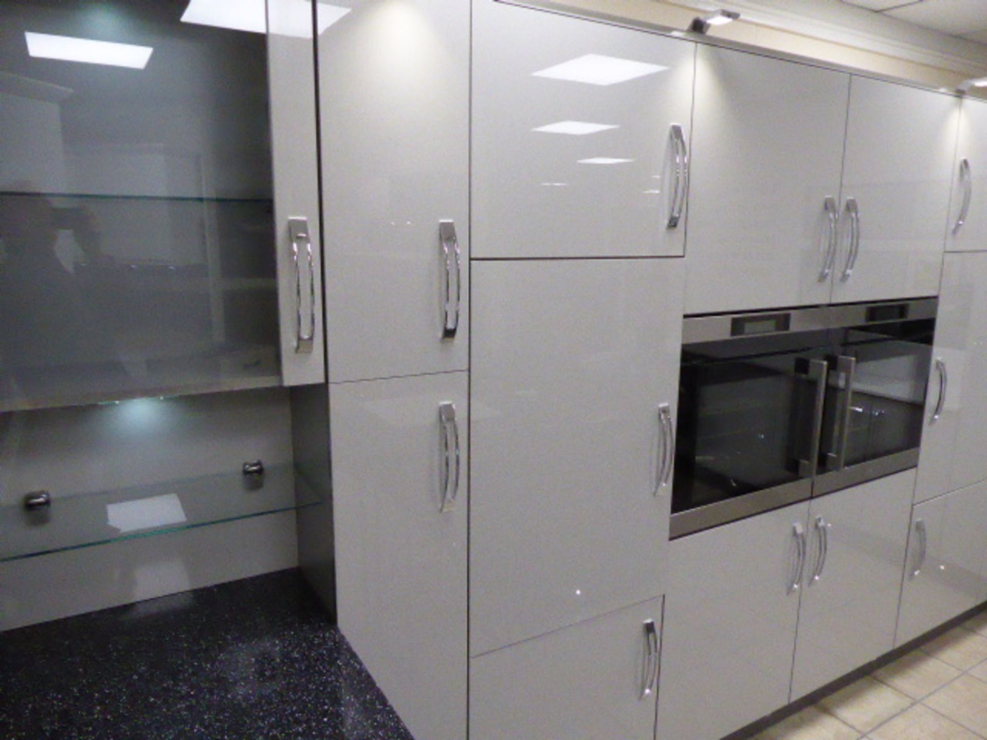 Large Roma dark grey and light grey kitchen with quartz worktops in an L-shape with a breakfast - Image 12 of 33