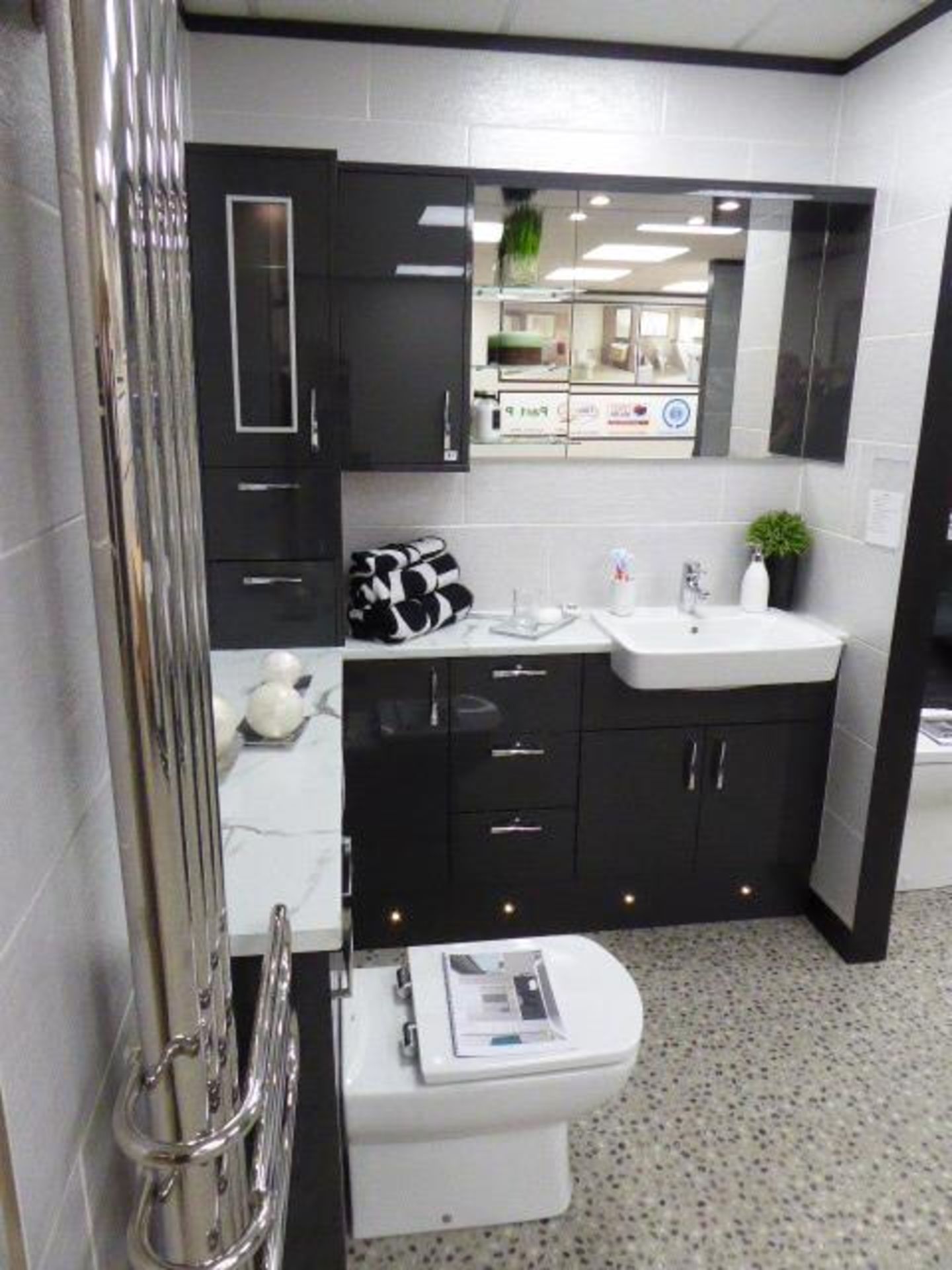 Roca Senso wash closet suite including: square semi-recessed basin; Targa basin mixer; floor - Image 3 of 7
