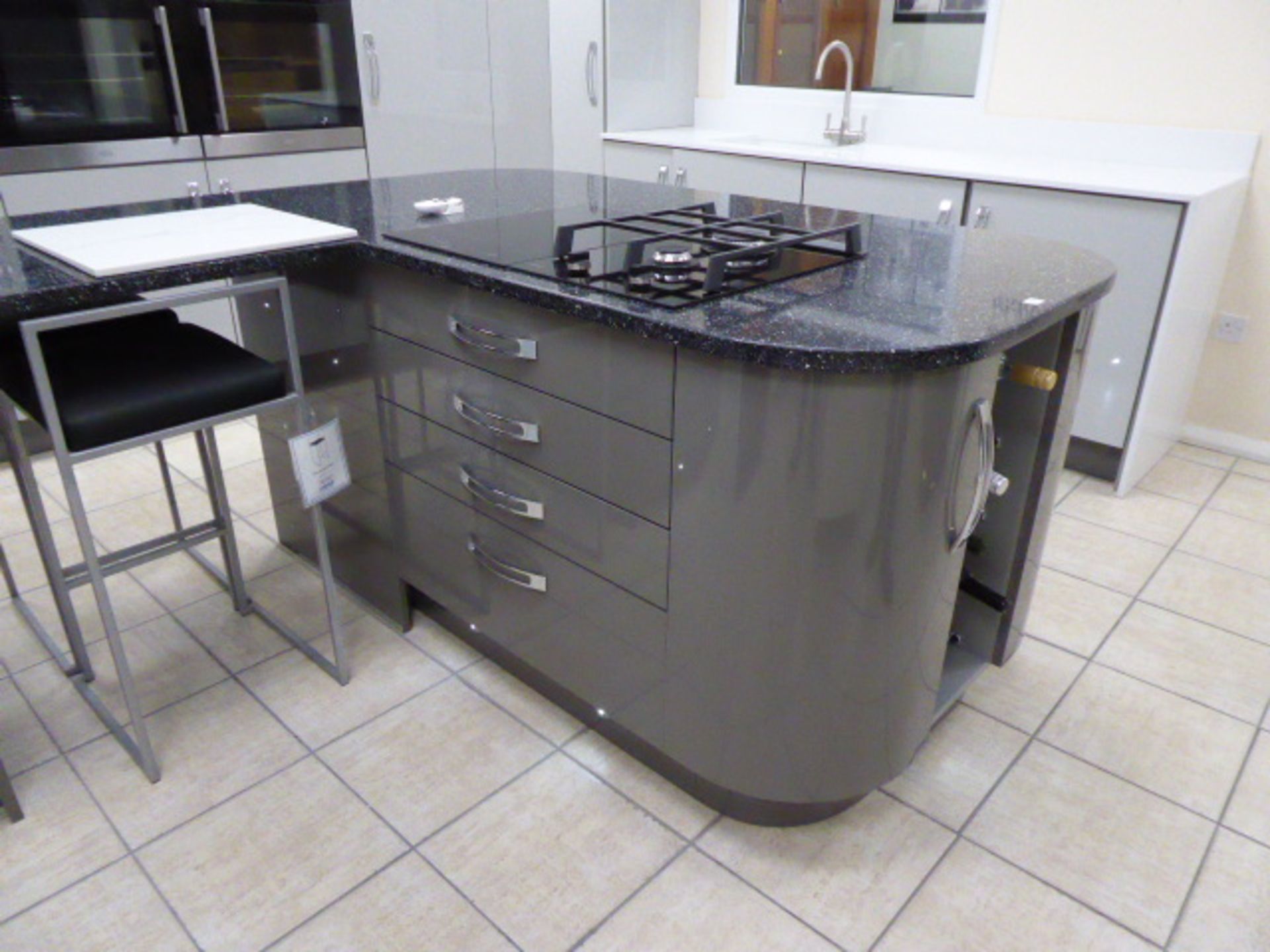 Large Roma dark grey and light grey kitchen with quartz worktops in an L-shape with a breakfast - Image 9 of 33