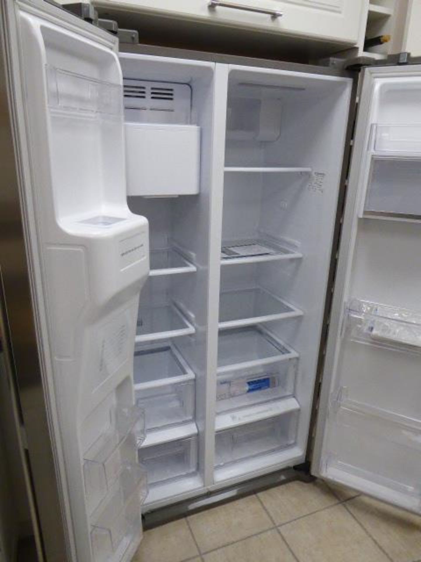 Electrolux ELA614WOX free standing American style fridge freezer (Located at the Lincoln saleroom) - Image 2 of 4