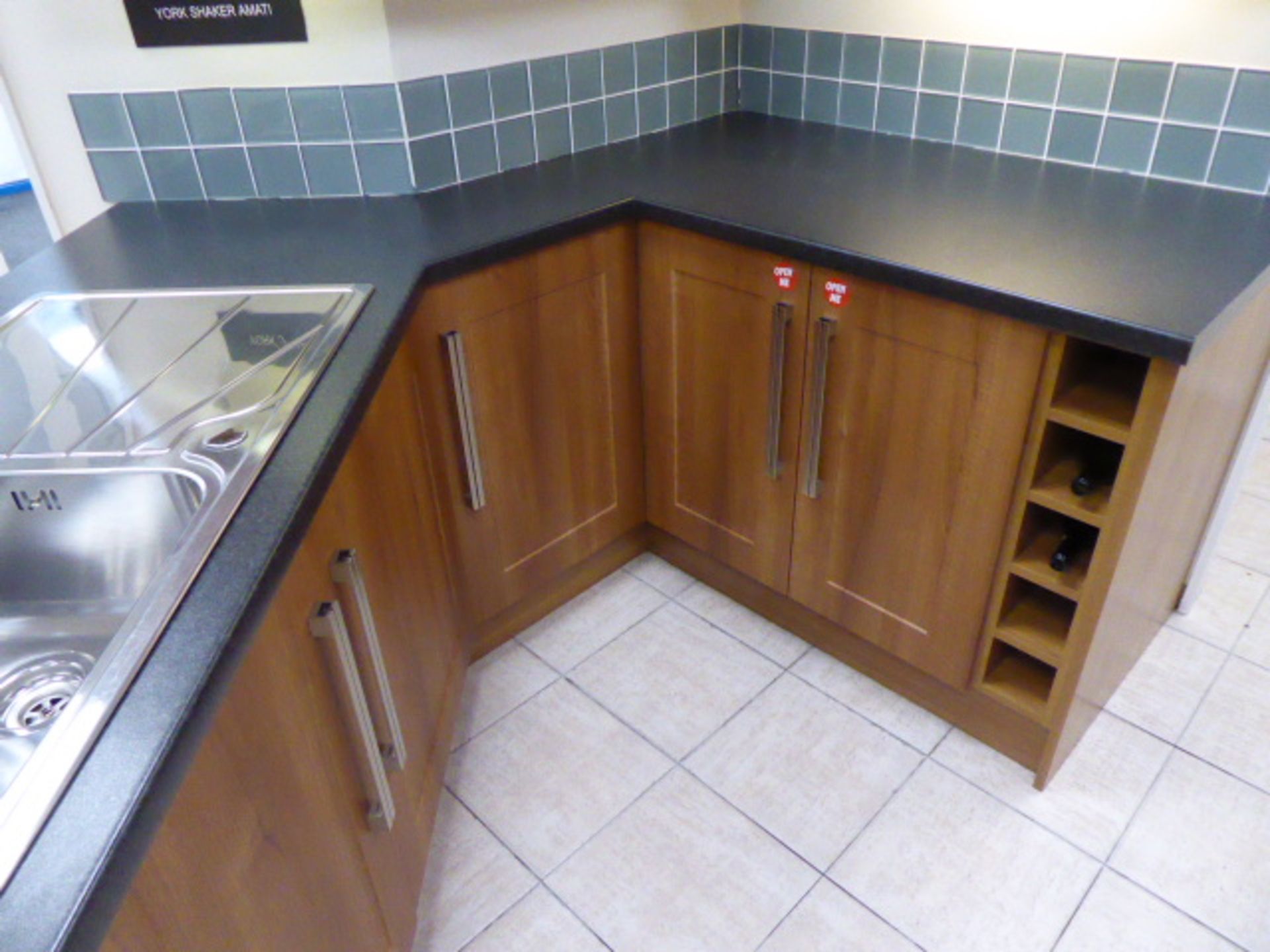 York Shaker Amati kitchen with granite effect laminate worktops. Max measurement is 270cm x 180cm. - Image 7 of 10