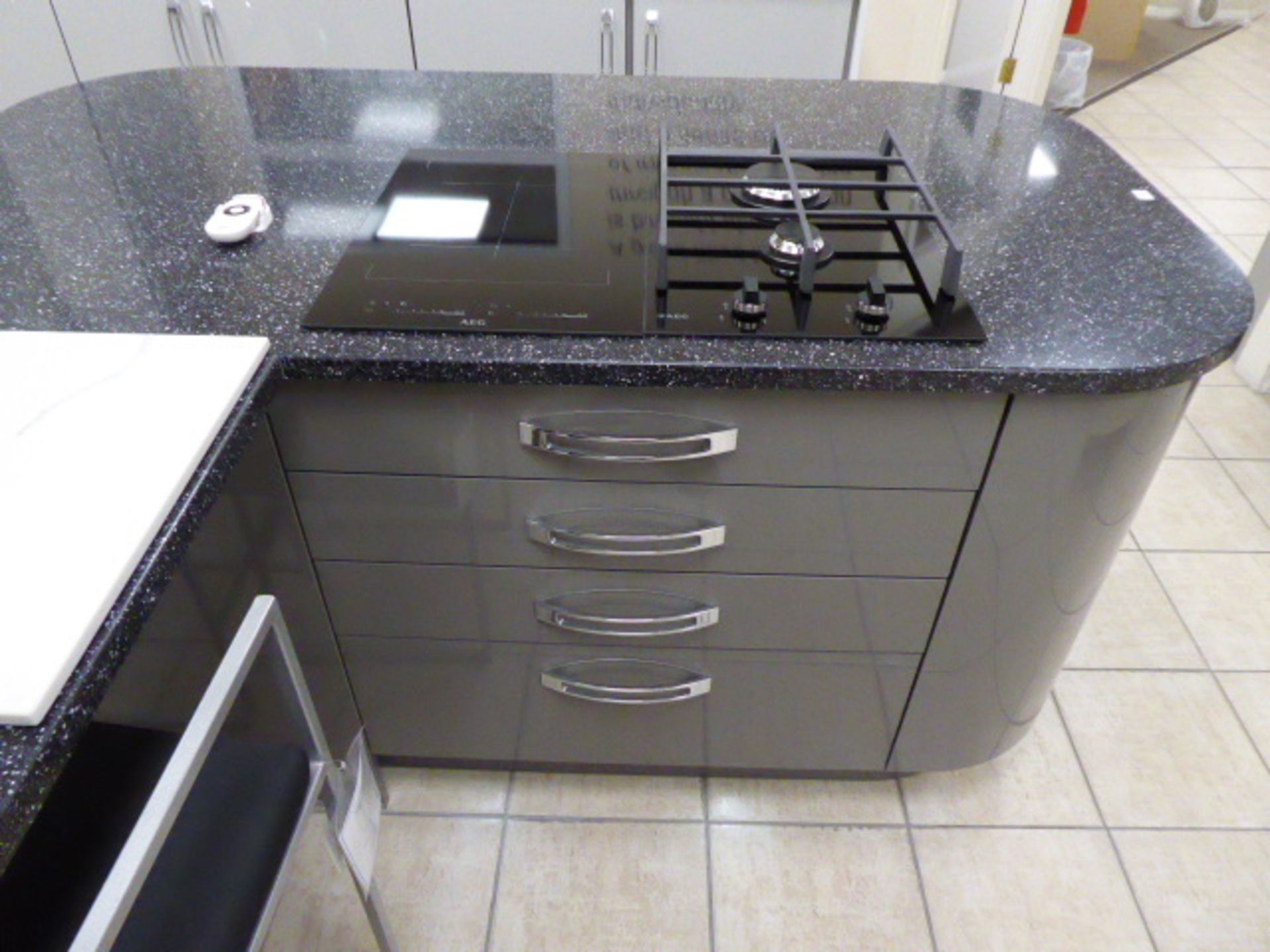 Large Roma dark grey and light grey kitchen with quartz worktops in an L-shape with a breakfast - Image 13 of 33