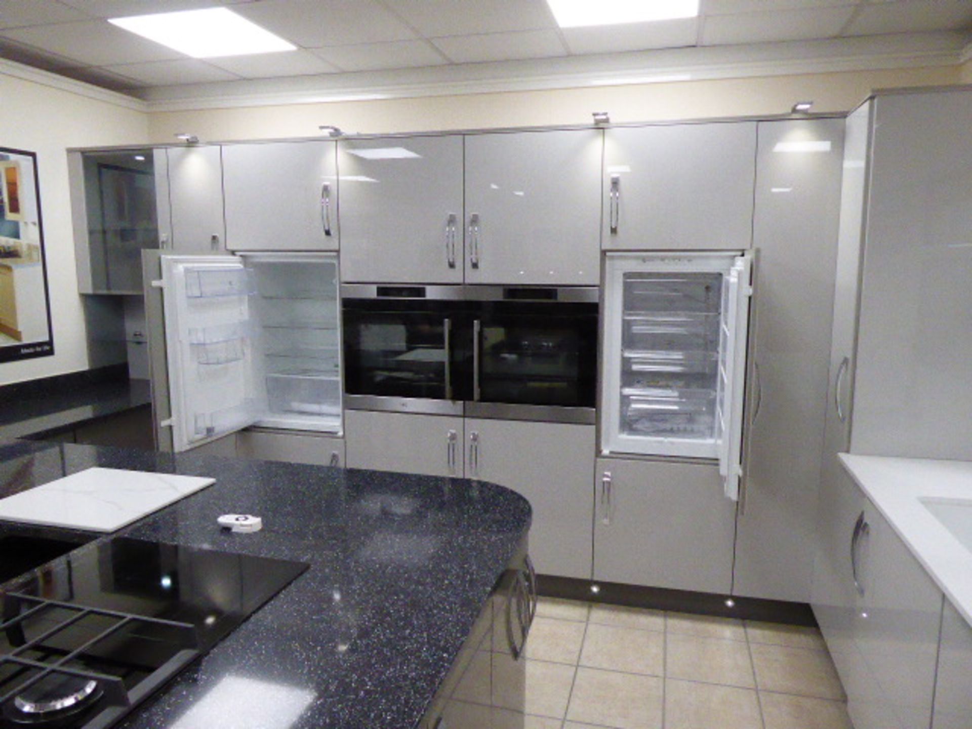 Large Roma dark grey and light grey kitchen with quartz worktops in an L-shape with a breakfast - Image 17 of 33