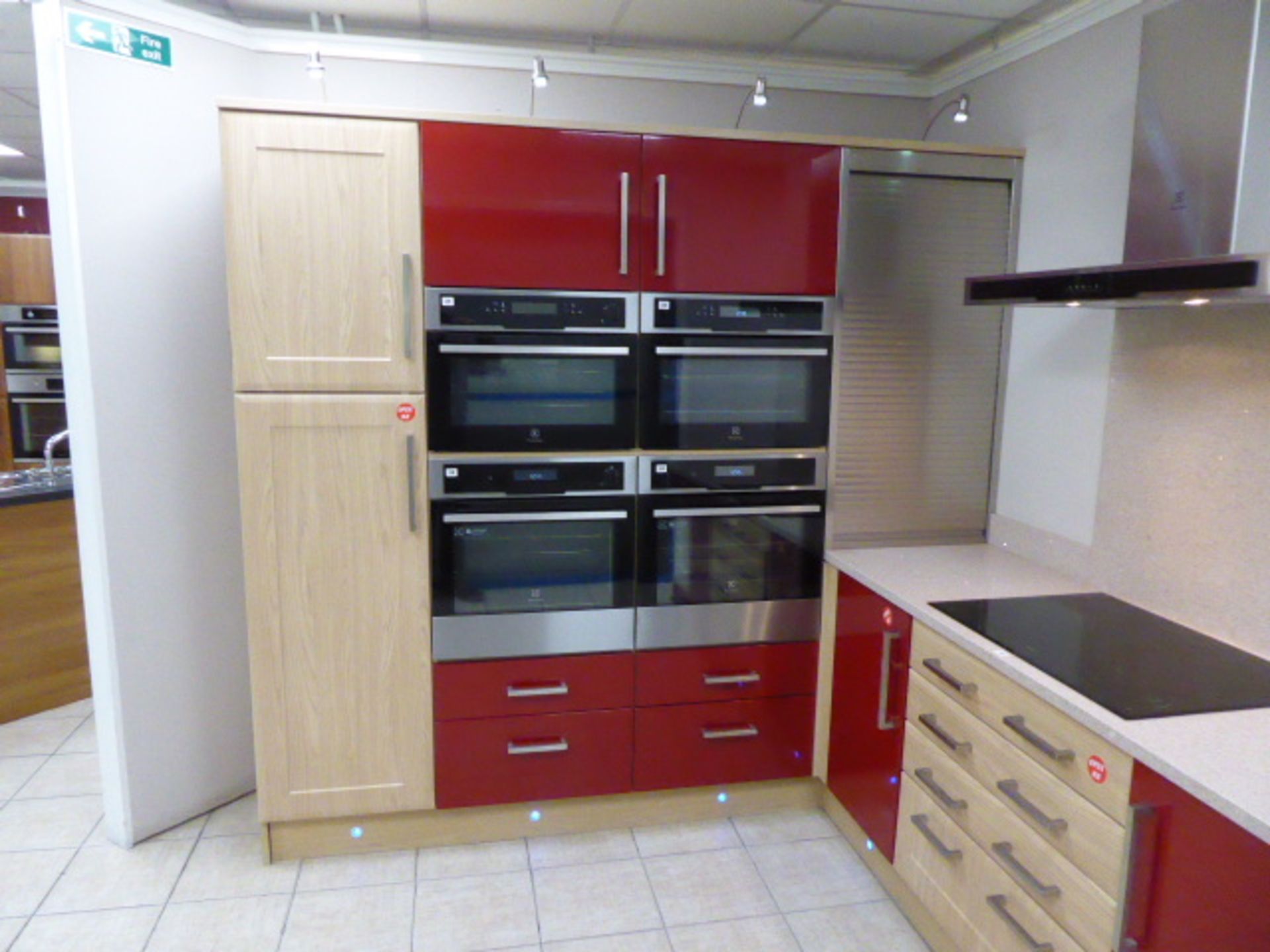 Alto gloss red China and York Shaker Corsico chestnut L-shape kitchen with quartz worktops. Max - Image 5 of 11