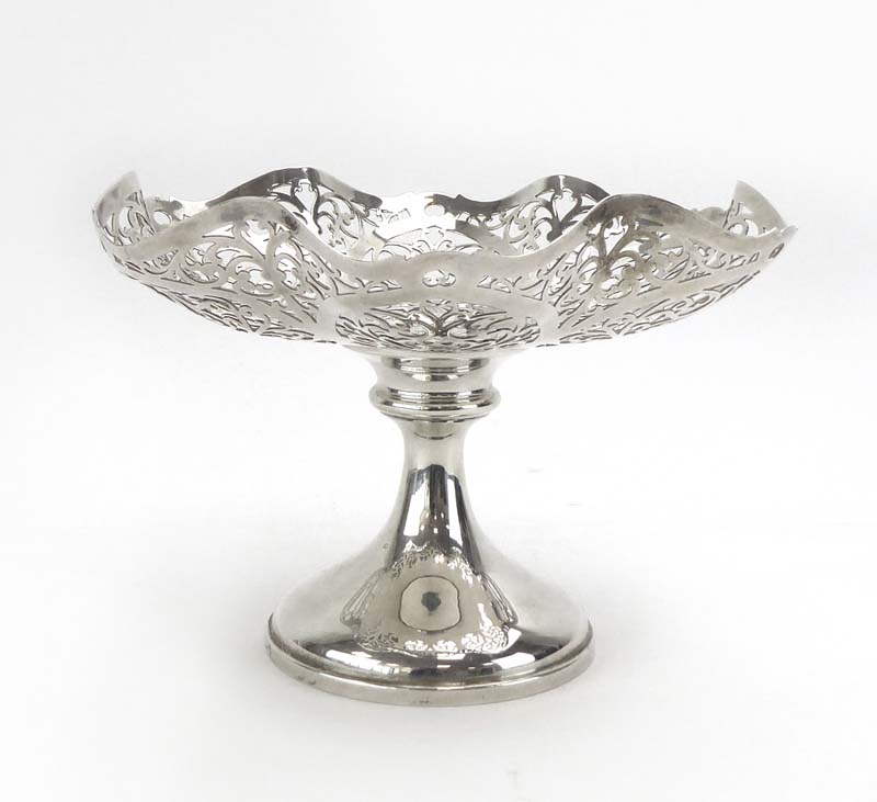 A pierced silver tazza of typical form, maker WA, Birmingham 1935, h. 15 cm, 11.