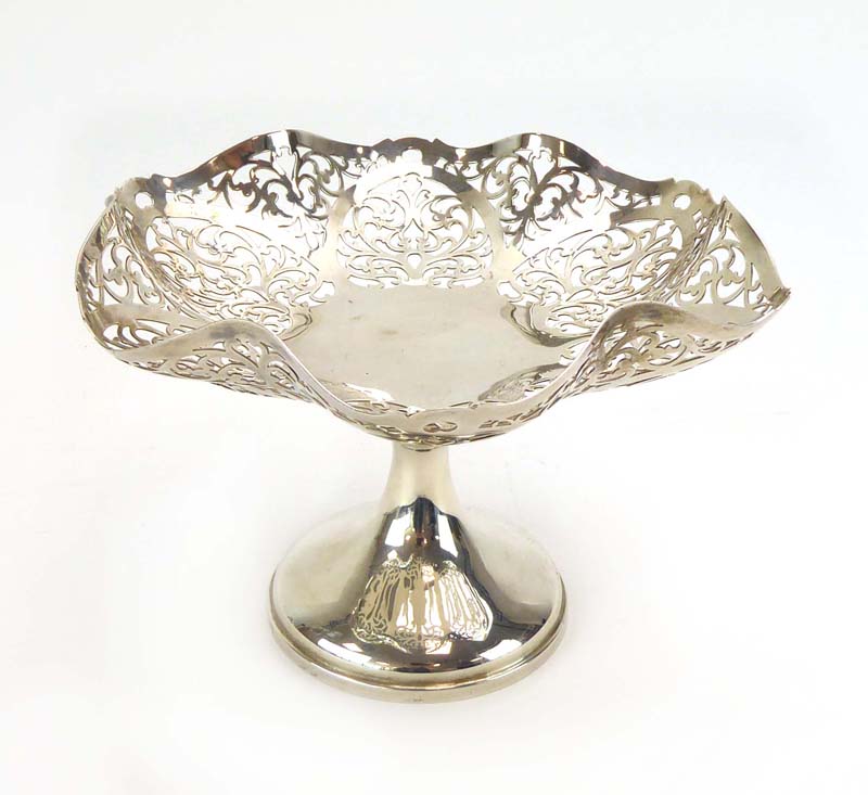 A pierced silver tazza of typical form, maker WA, Birmingham 1935, h. 15 cm, 11. - Image 2 of 2