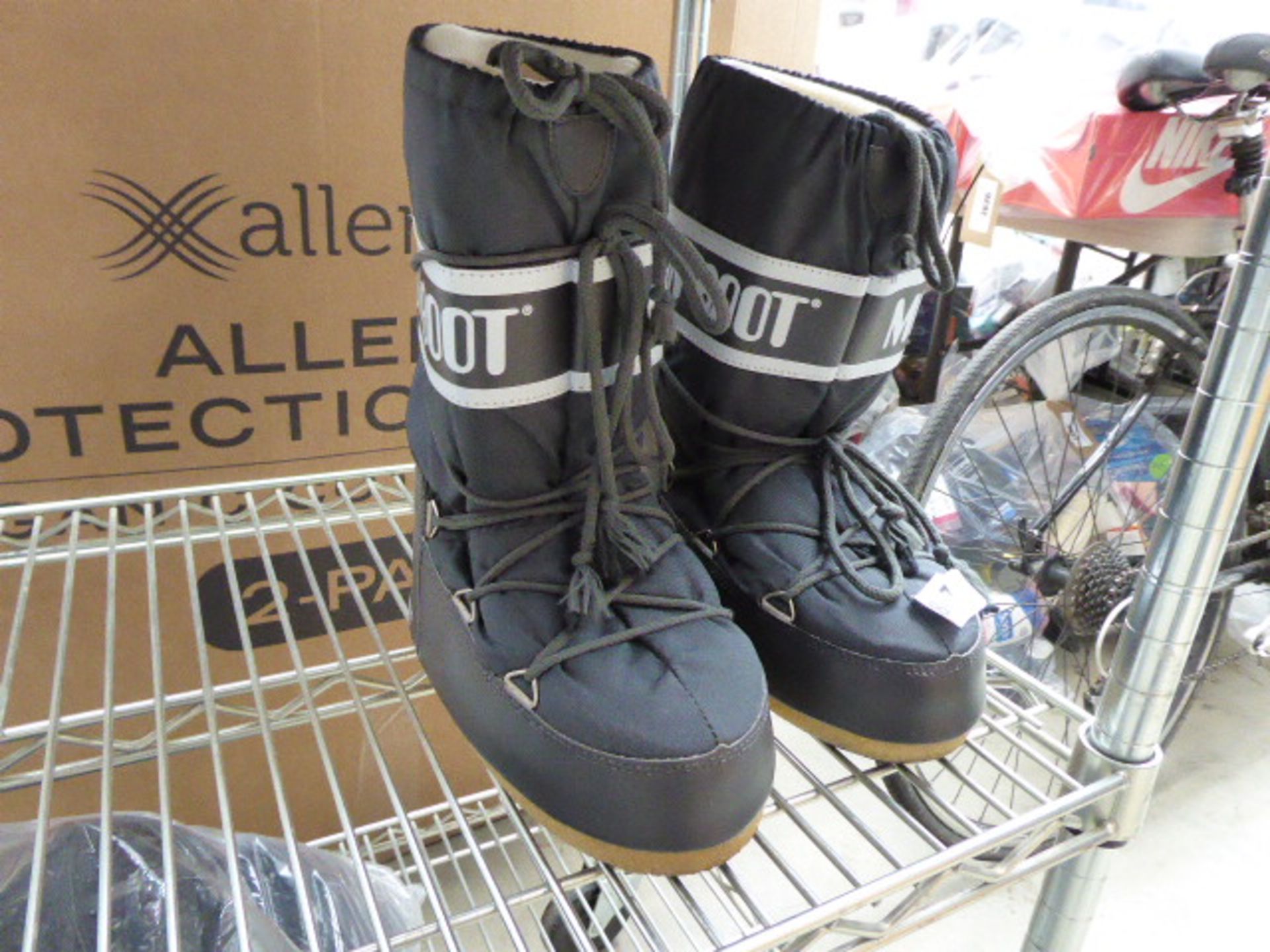 3447 Pair of snow boots