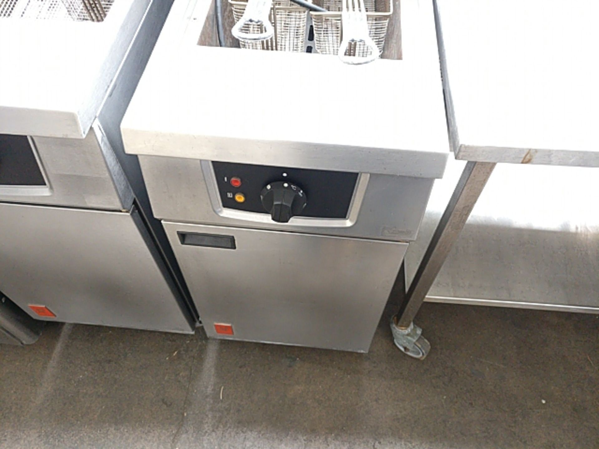 40cm gas Falcon single well fryer with 2x baskets - Image 2 of 2