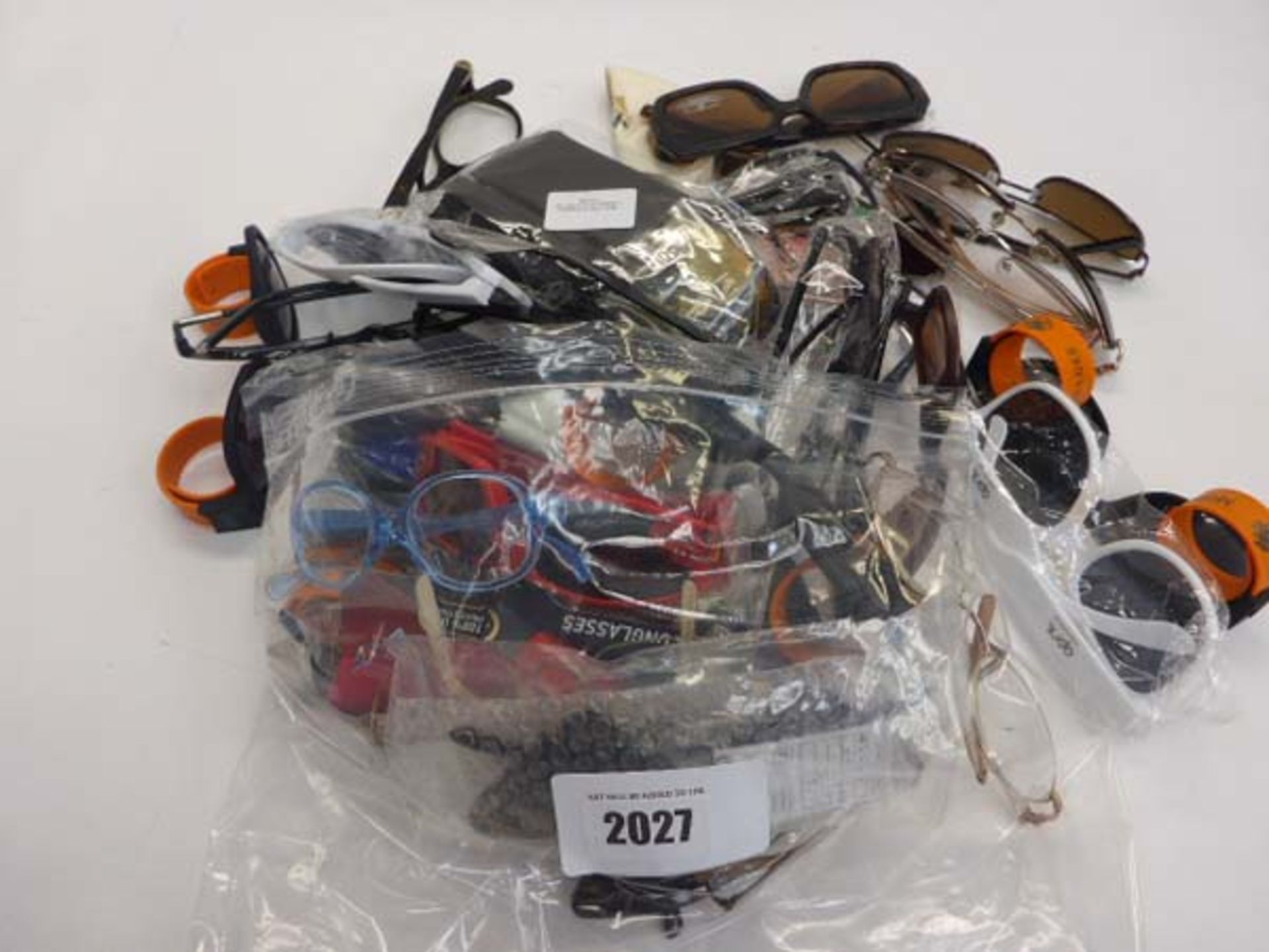 Quantity of various sunglasses and reading glasses in bag